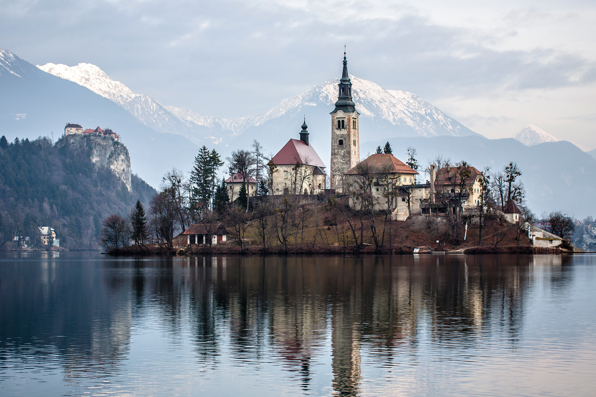 Какие озера находятся в европе. Бледский замок Словения. Остров Блед (Словения). Озеро Bled Словения. Словения остров на озере Блед.