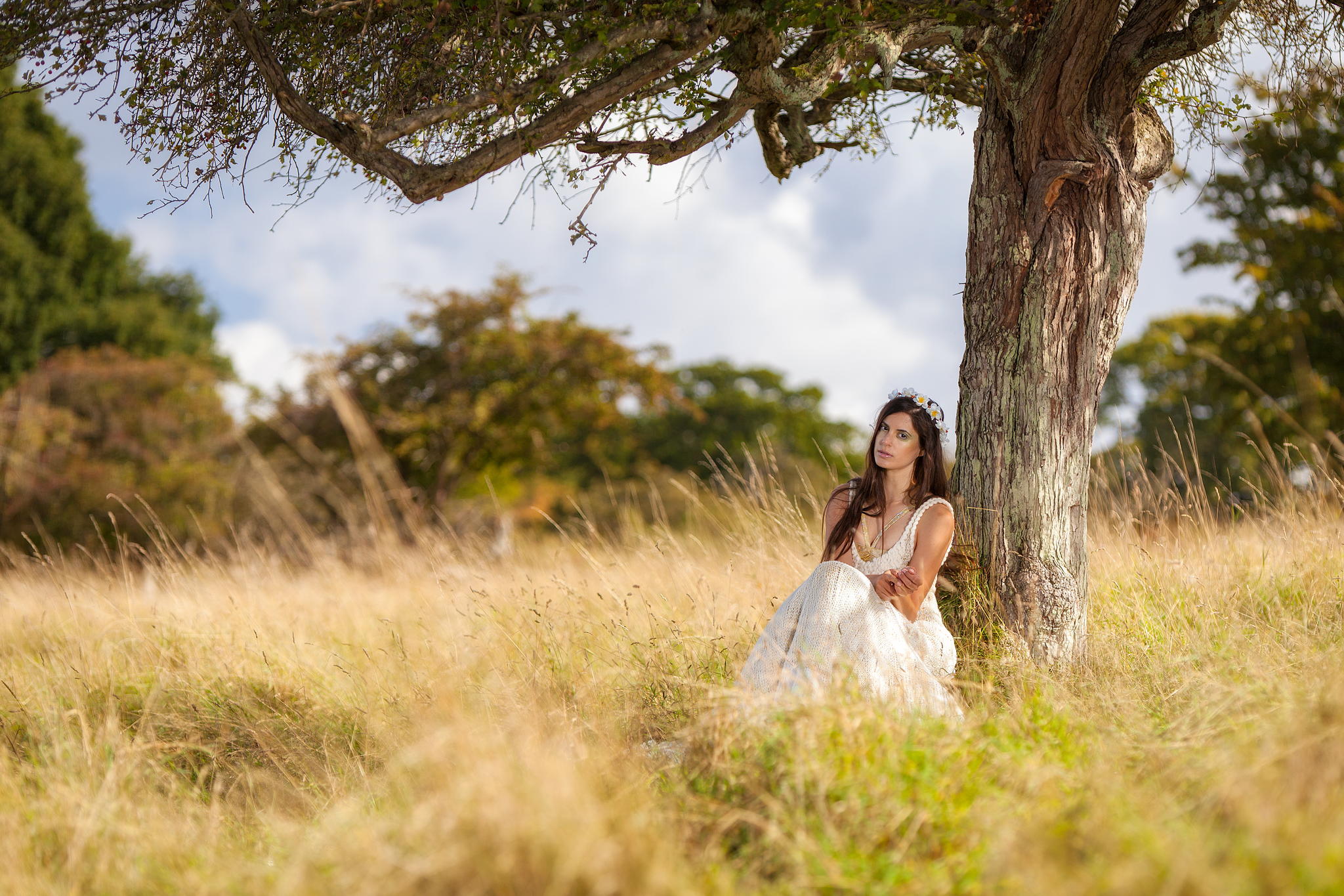 Человек стоит под деревом. Фотосессия на природе. Фотосессия девушки на природе. Фотосессия в белом платье на природе. Девушка около дерева.