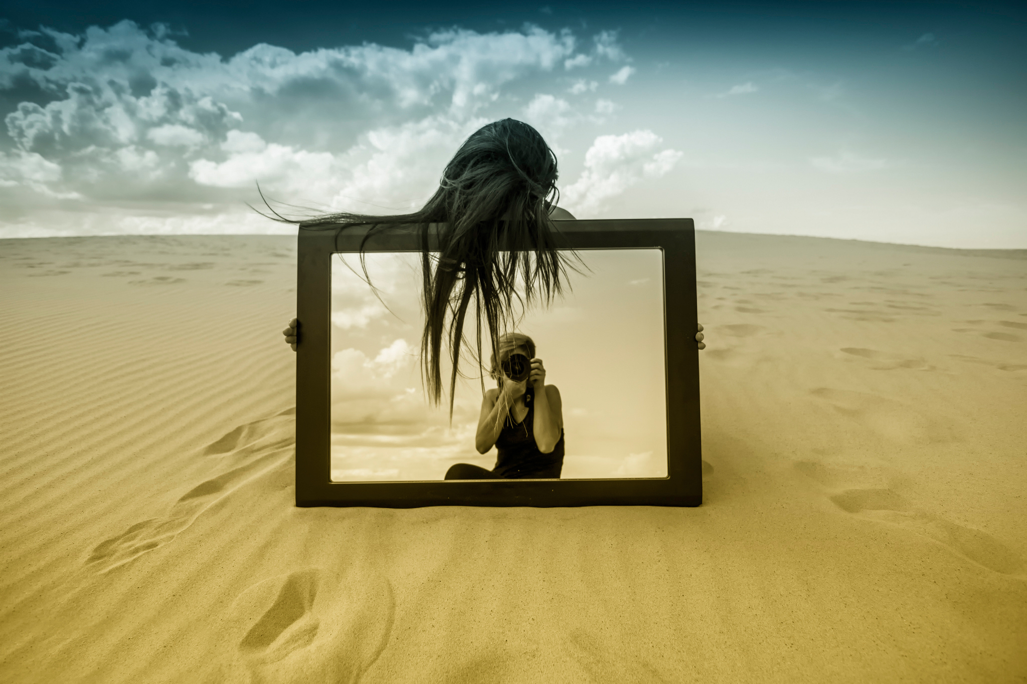 Зеркалить человека. Отражение в зеркале. Фотосессия в пустыне с зеркалом. Отражение в зеркале сюрреализм. Отражение души.