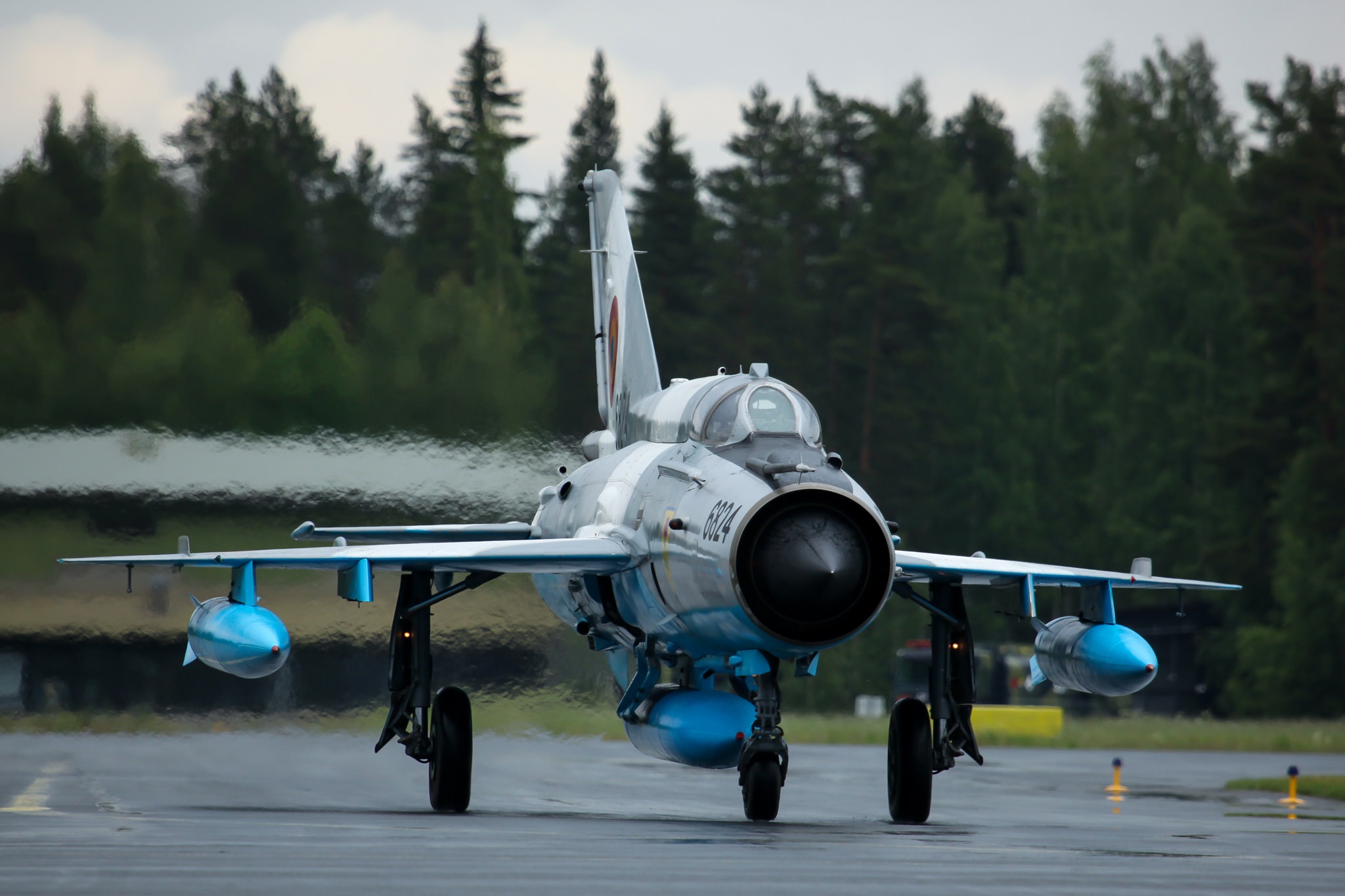 Фотомиг. Mig 21. Самолет миг 21. Миг-21 реактивный самолёт фото. Миг 21 на взлете.