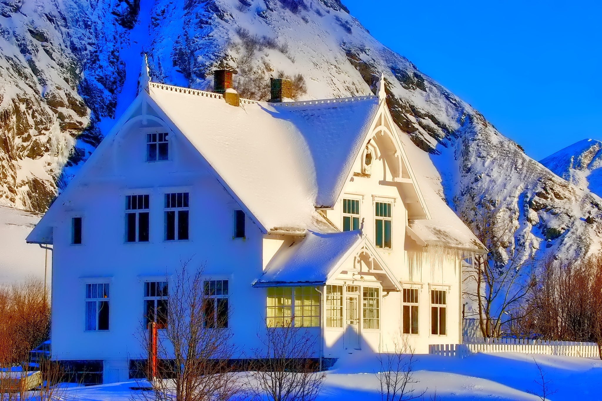 Горы снег дома. Дом зимой. Зимний домик. Домик в горах зимой. Красивый домик в горах зимой.