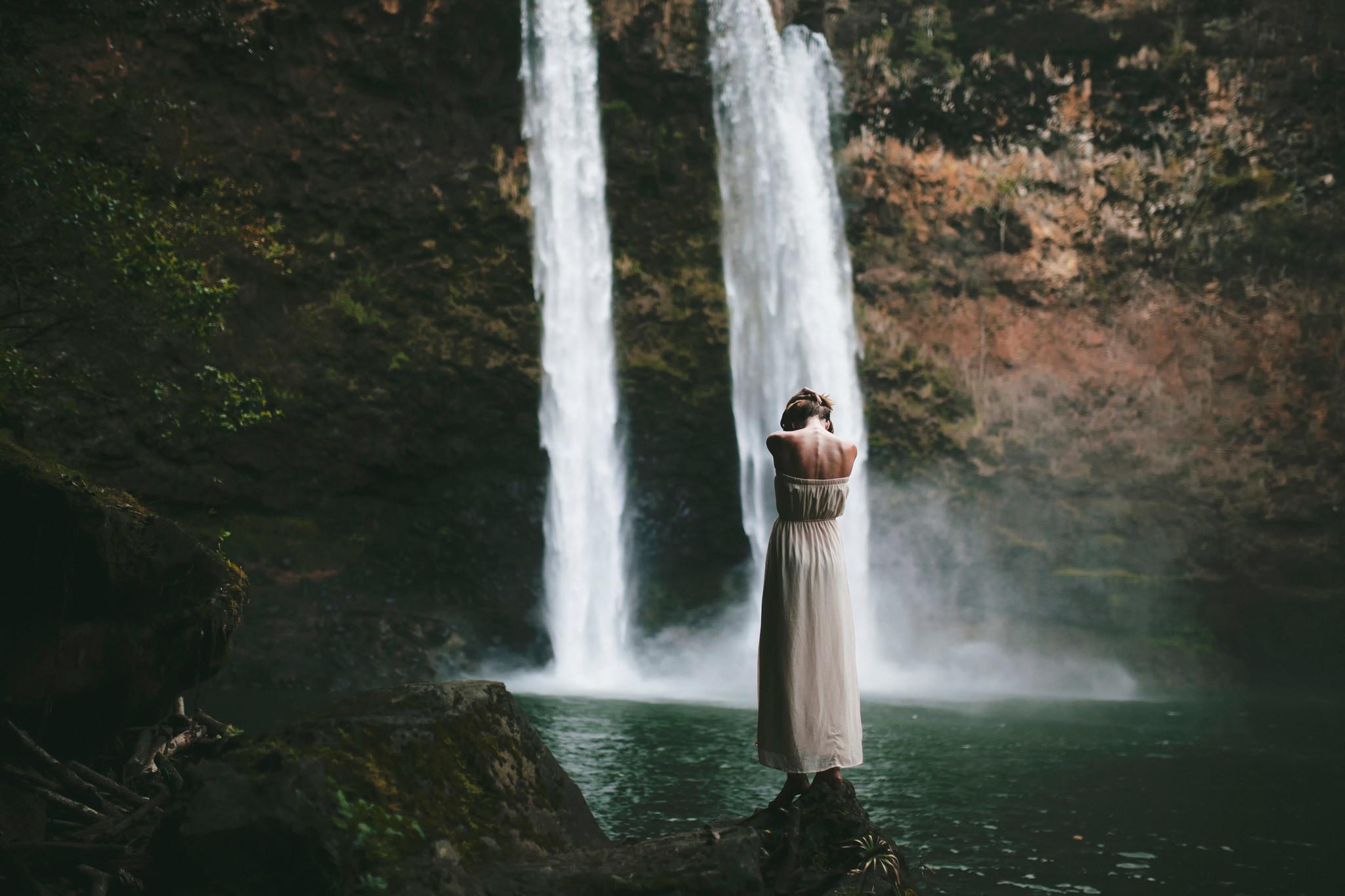Водопад летящая вода. Пшадские водопады Дева. Человек на фоне водопада. Человек под водопадом. Девушка под водопадом.
