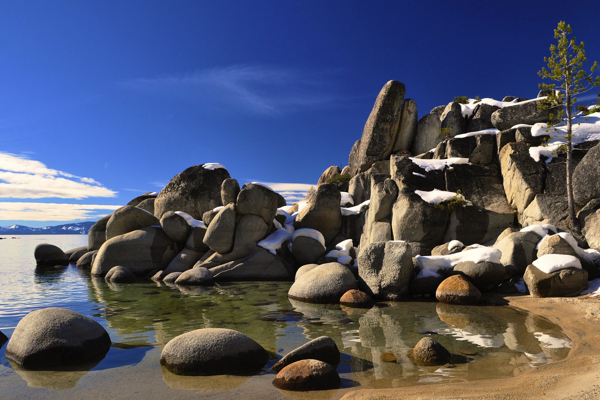 Большой камень озера. Камни на берегу моря. Красивые валуны. Озеро камни. Камни валуны остров на озере.