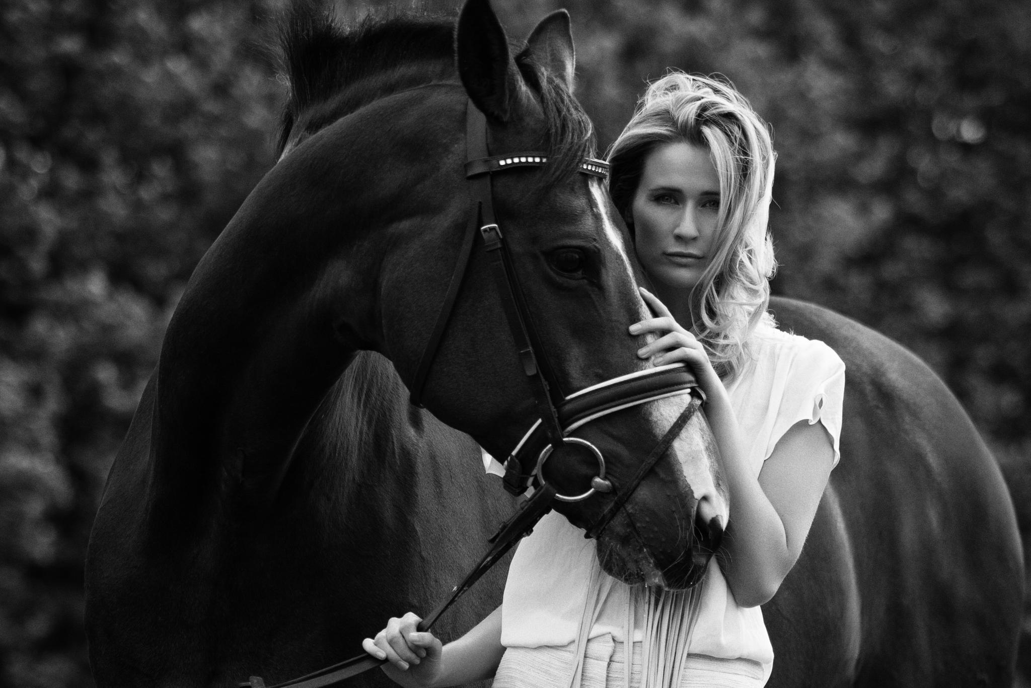 Horses model. Фотосессия с лошадьми. Девушка с лошадью фотосессия. Фотосессия с черной лошадью. Фотомодель на лошади.