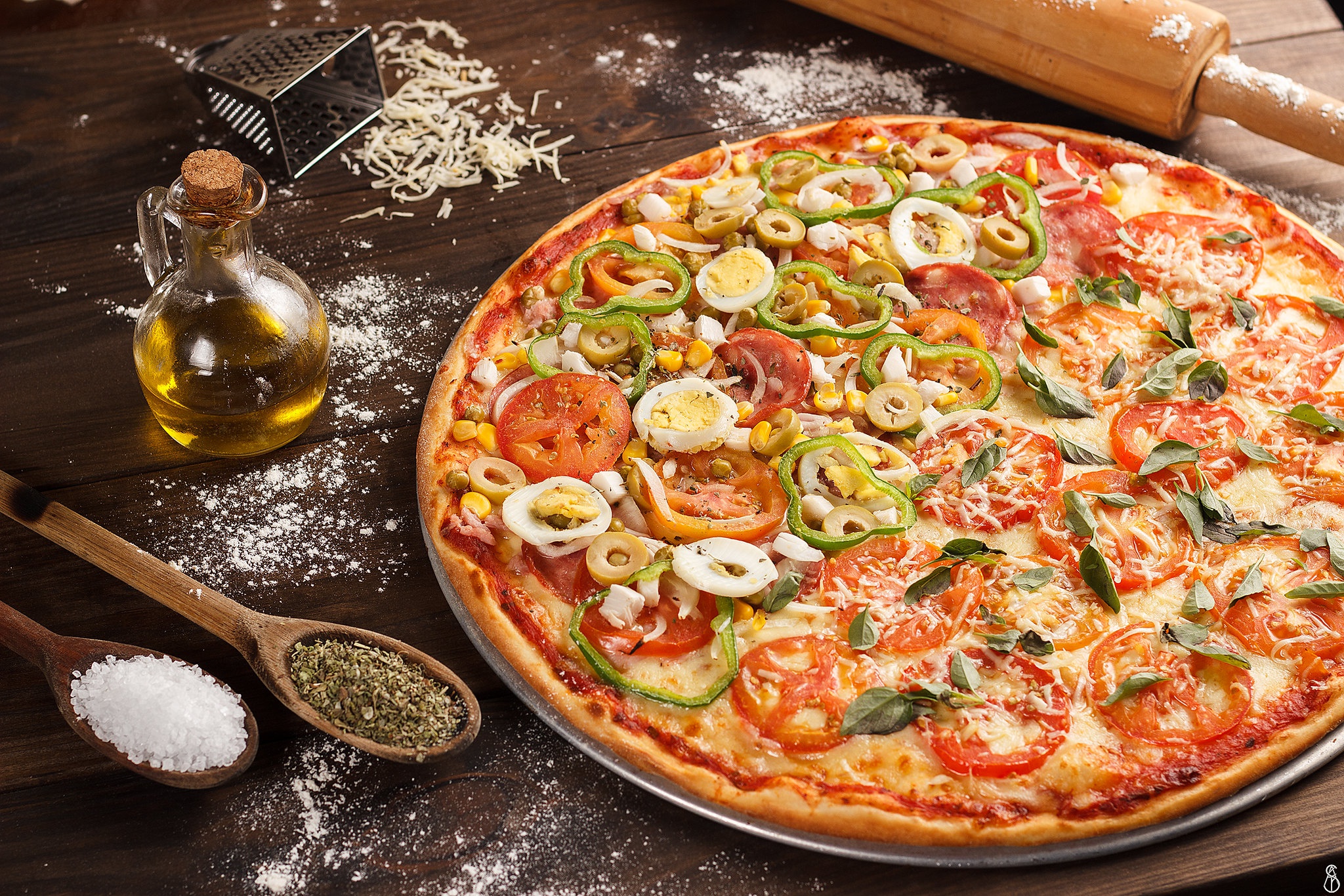 Пицца. Итальянская пицца. Итальянская кухня пицца. Настоящая итальянская пицца. Настоящая итальянская пицца на тонком тесте.