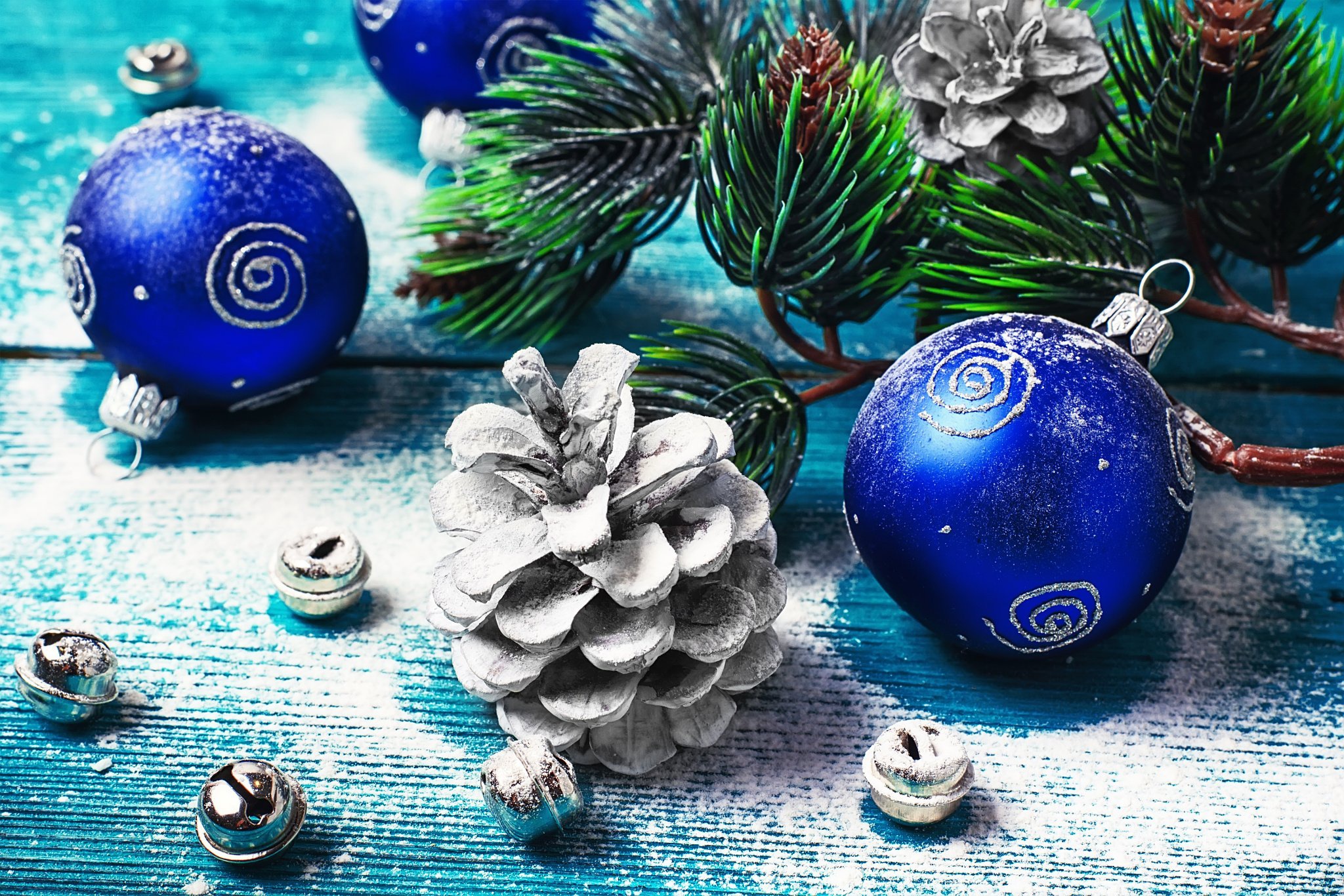 Синие шары на елку. Новогодние шары. Синие новогодние игрушки. Синие новогодние шары. Новогодние шары на елке.