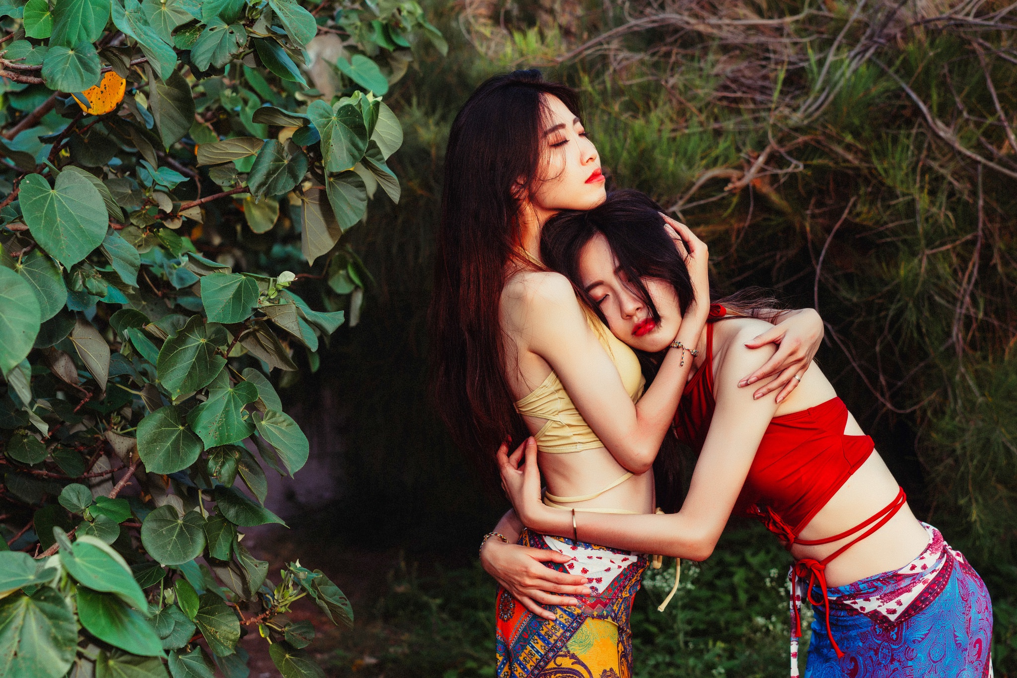 Lesbian indonesia. Девушки обнимаются. Фотосессия двух девушек. Две девушки в обнимку. Объятия двух девушек.