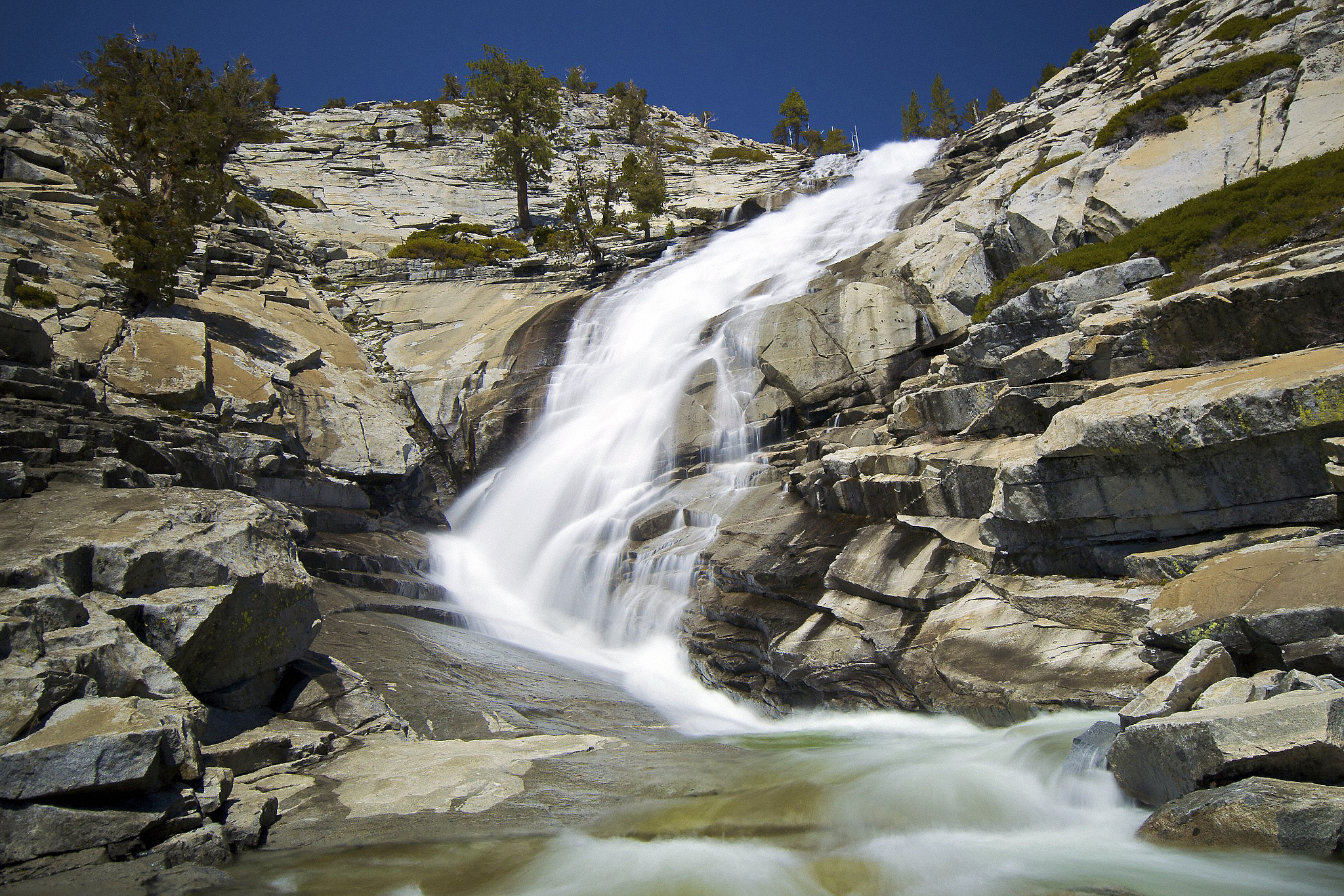 Mountain falls. Горы скалы водопад. Водопад Колдервуд. Водопад Невада. Кегетинский водопад.