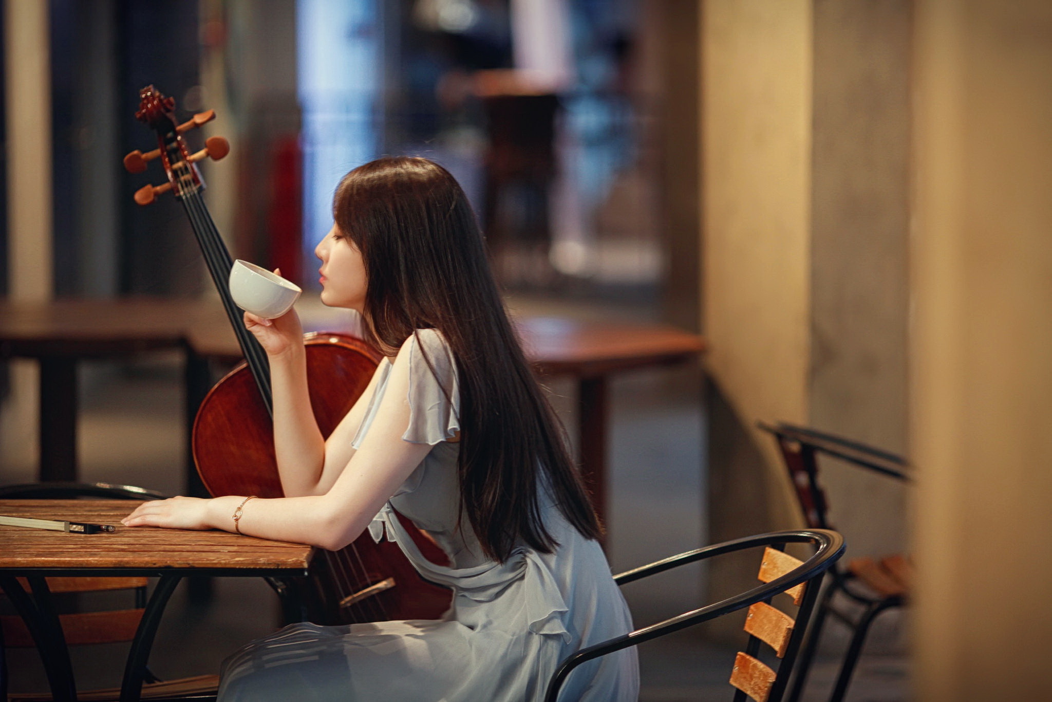 Стоит в стороне девчонка а музыка играет. Девушка играет на виолончели. Девушка музыка. Виолончель в ресторане Эстетика.