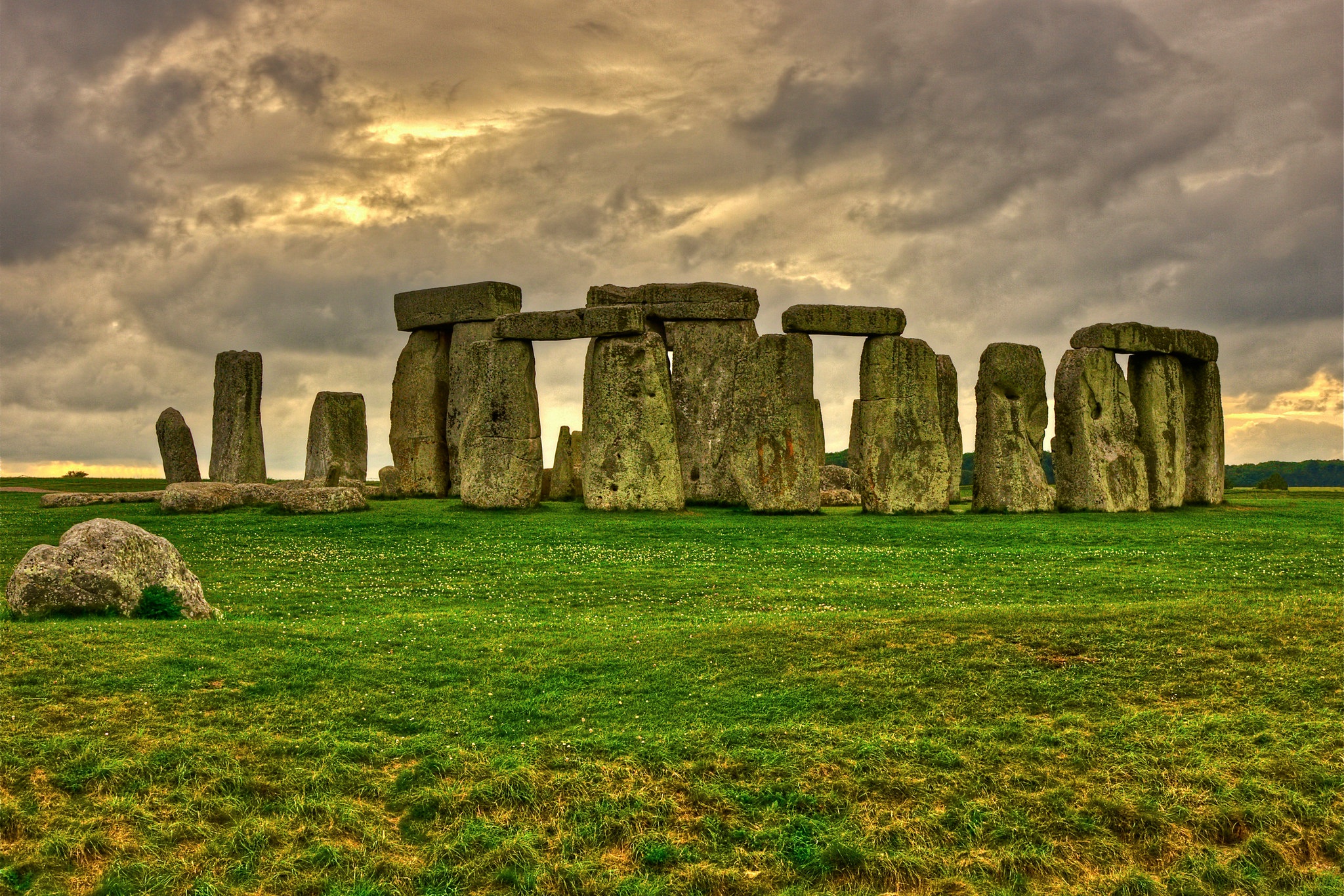 Ancient english. Кромлех Стоунхендж Англия. . Кромлех Стоунхендж в Великобритании. Стоунхендж Уилтшир Великобритания. Мегалитические сооружения Стоунхендж.