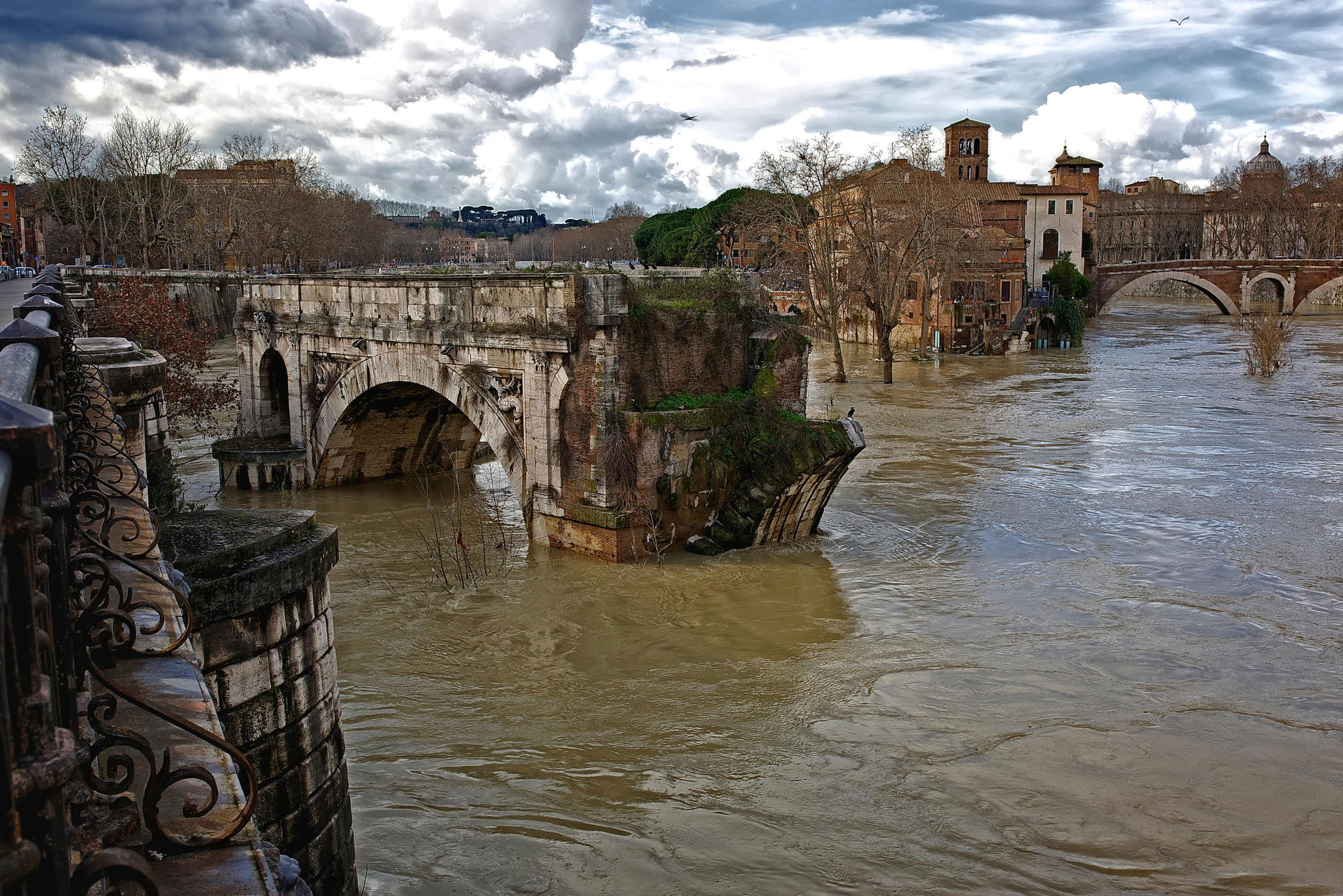 Древнейший в риме мост. Река Тибр в древнем Риме. Река Тибр в Италии. Тибр древний Рим. Тибр река древнейший Рим.