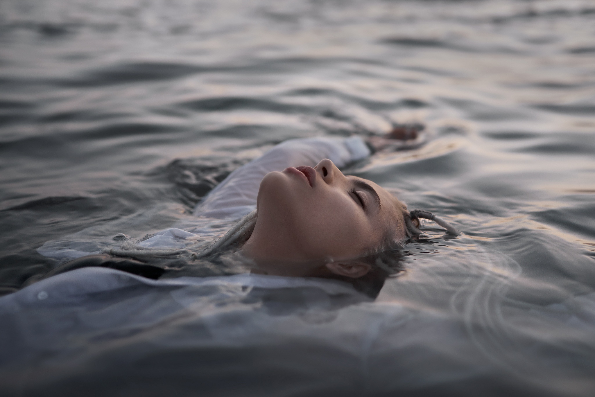 Снится вода девушке. Девушка лежит в воде. Фотосессия в воде. Женщина вода. Красивые девушки в воде.