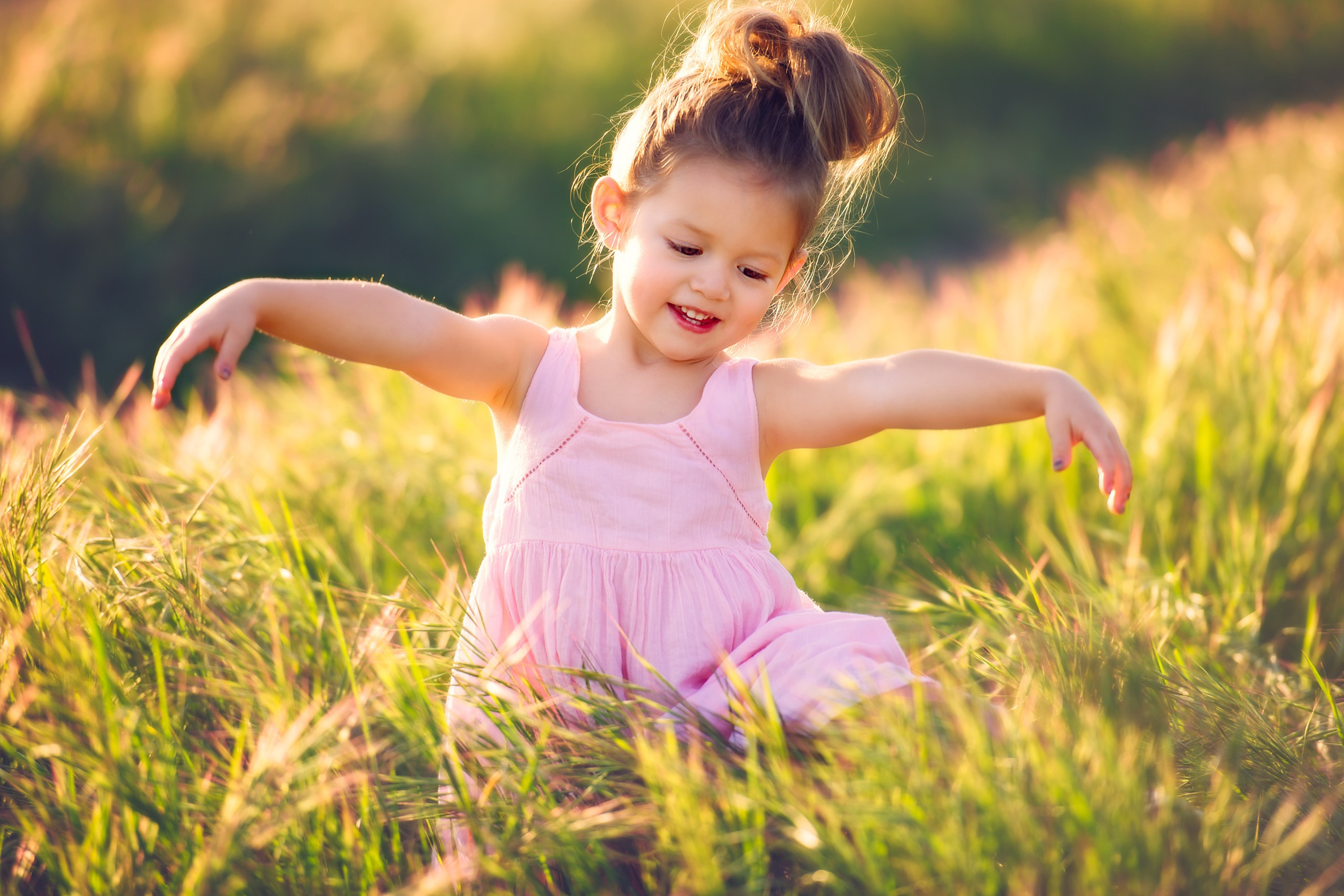 Девочки будьте самыми счастливыми. Счастливый ребенок. Дети и природа. Радостные дети. Лето дети природа.