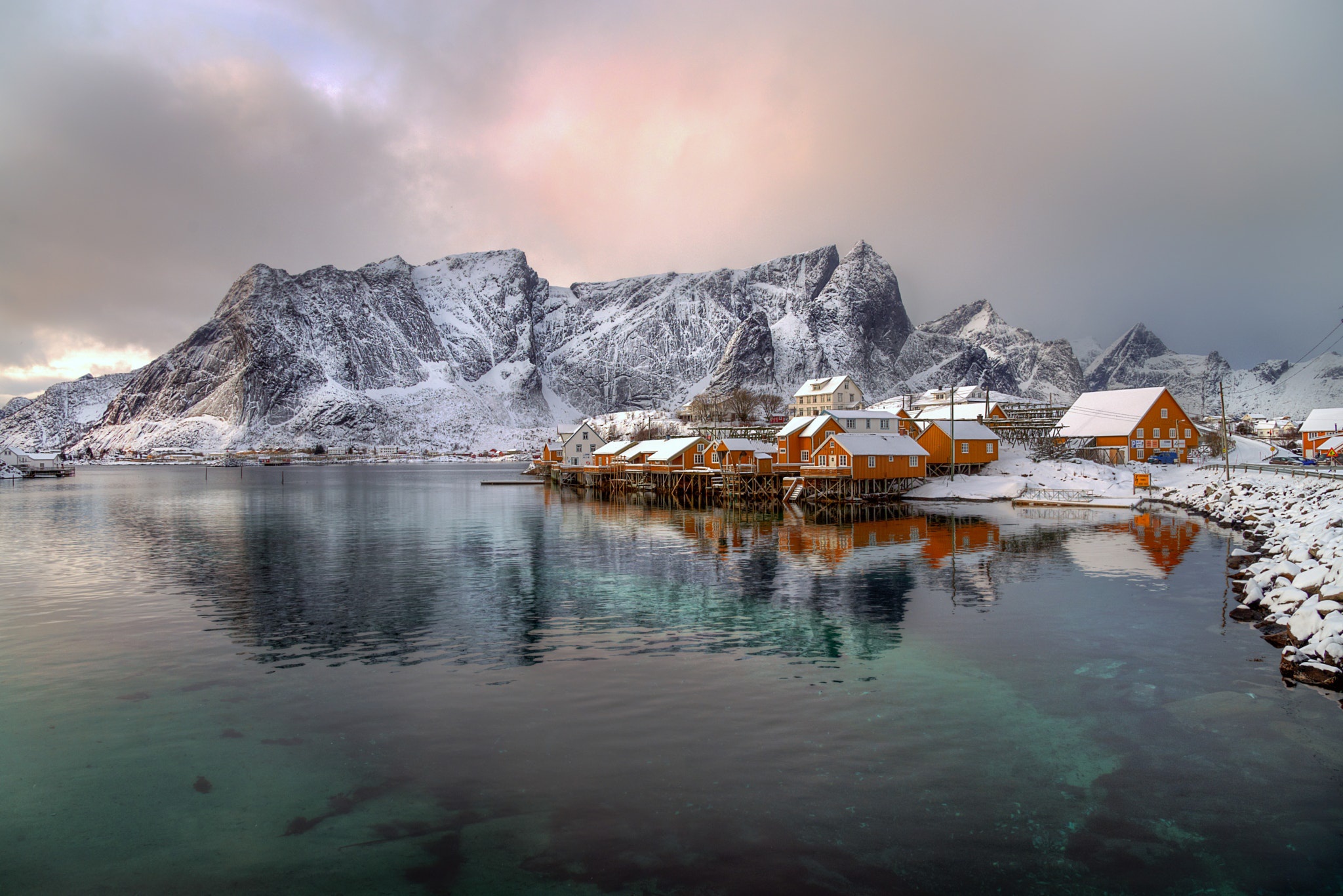 Зимний остров. Лофотенские острова Норвегия зима. Лофотенские острова Норвегия зимой. Рейне Лофотенские острова Норвегия. Норвегия Лофотены зима.