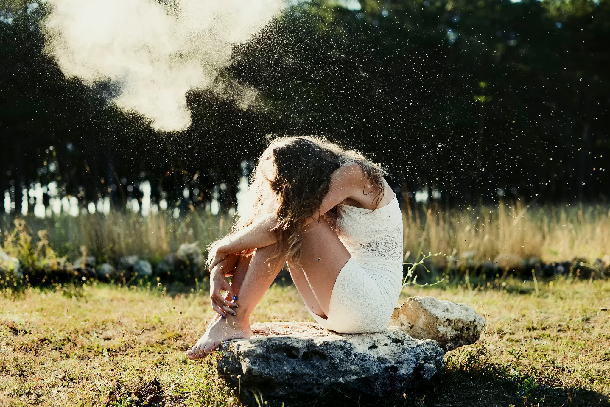 Она сильная она справится. Девушка сидит на Камне. Романтичная девушка. Красивые романтичные девушки. Девушка сидит на траве.