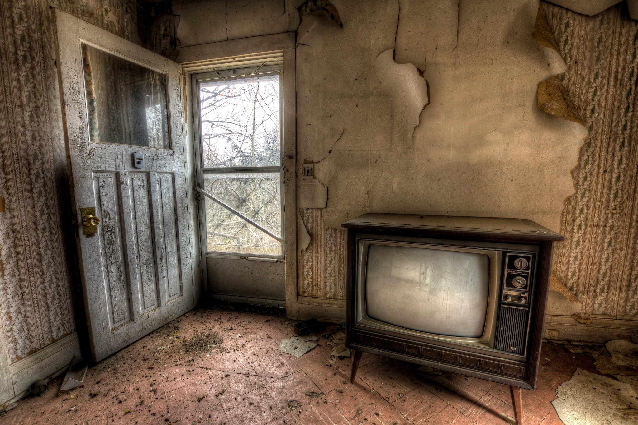 Снится старая квартира в которой жила. Старый телевизор. Старинная комната. Старинный телевизор. Старая комната.