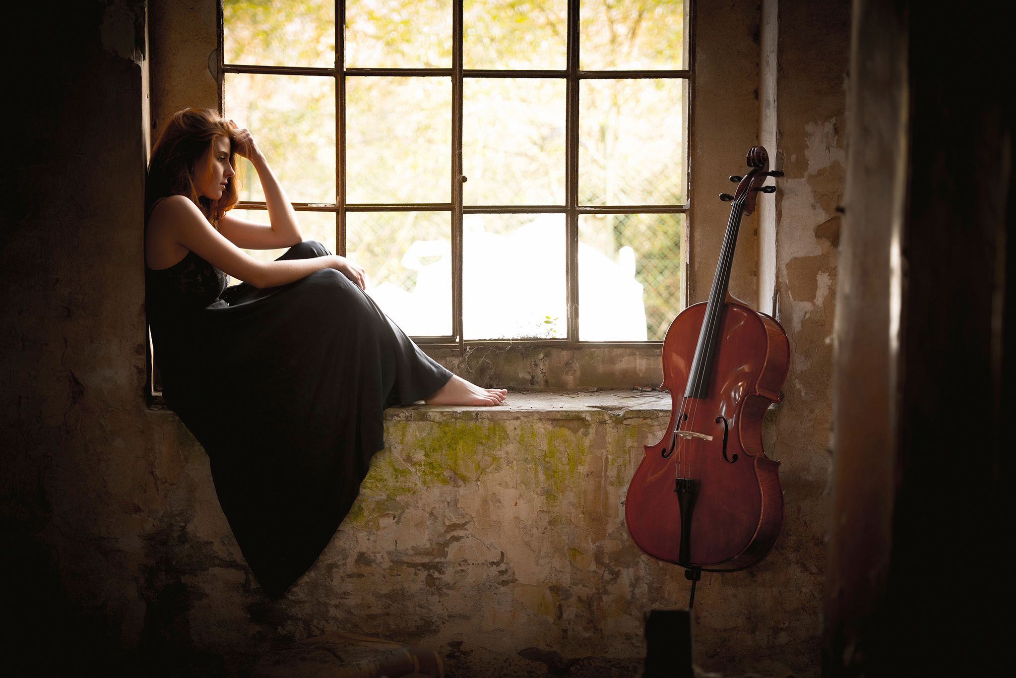 Слушать грустную музыку любовь. Девушка с виолончелью. Девушки со скрипкой. Девушка с музыкальным инструментом. Женщина со скрипкой.