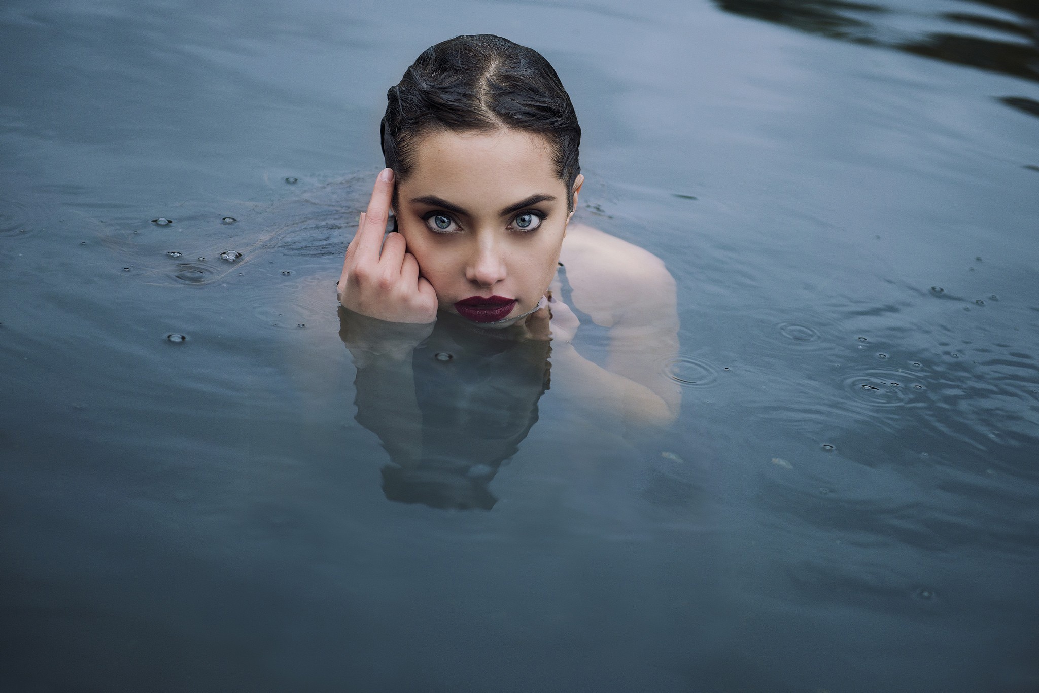 Мокрый взгляд. Красивые девушки в воде. Девушка в воде фотосессия. Лицо девушки в воде. Женщина вода.