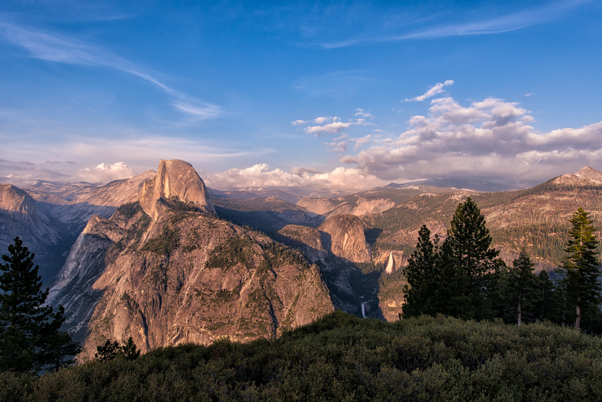 Mountain view ca. Горы Сьерра Невада Калифорния. Йосемитская Долина Сьерра-Невада. Национальный парк Йосемити Калифорния. Сьерра Маунтинс Невада.