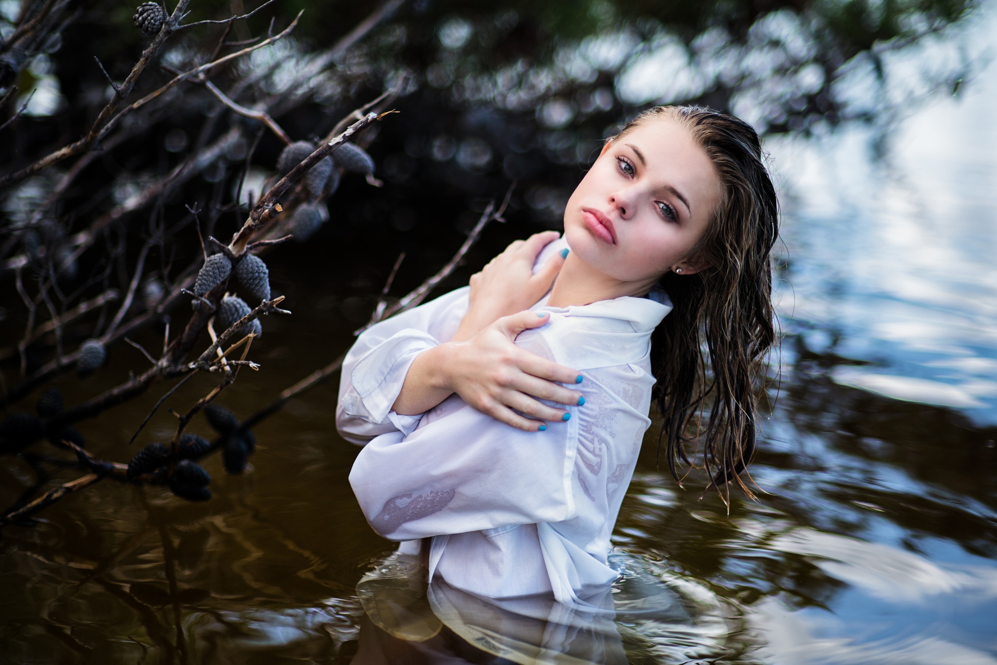 Красивые девушки река. Кристофер Ранкин. Девушка в воде. Фотосессия в воде. Фотосессия в воде в рубашке.