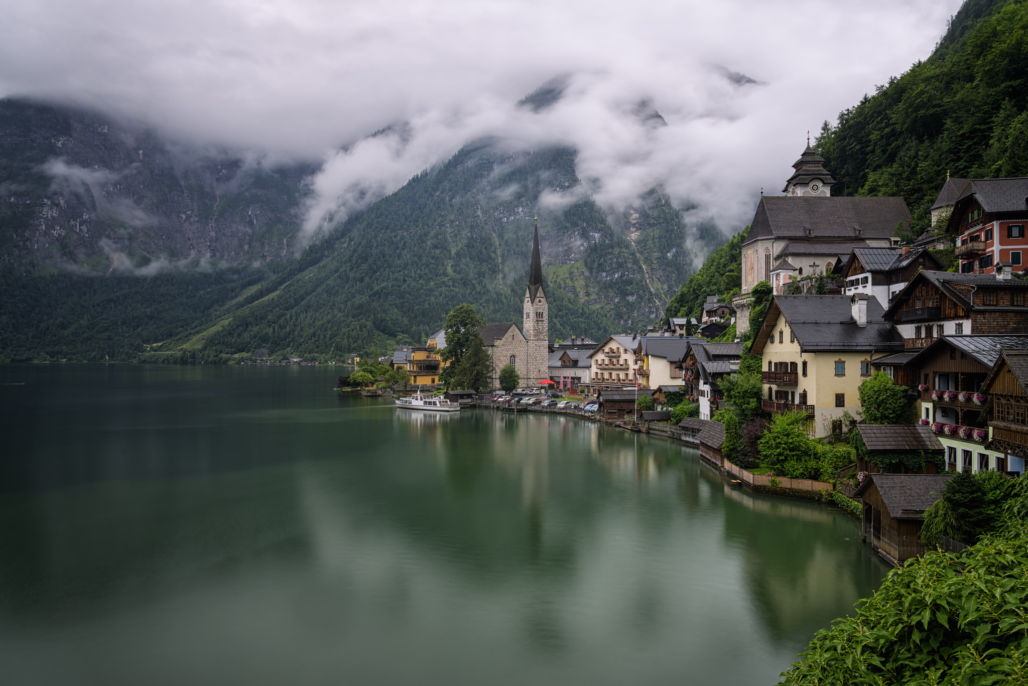 Скачать обои лес, горы, озеро, берег, дома, Австрия, Hallstatt, раздел  город в разрешении 2048x1367