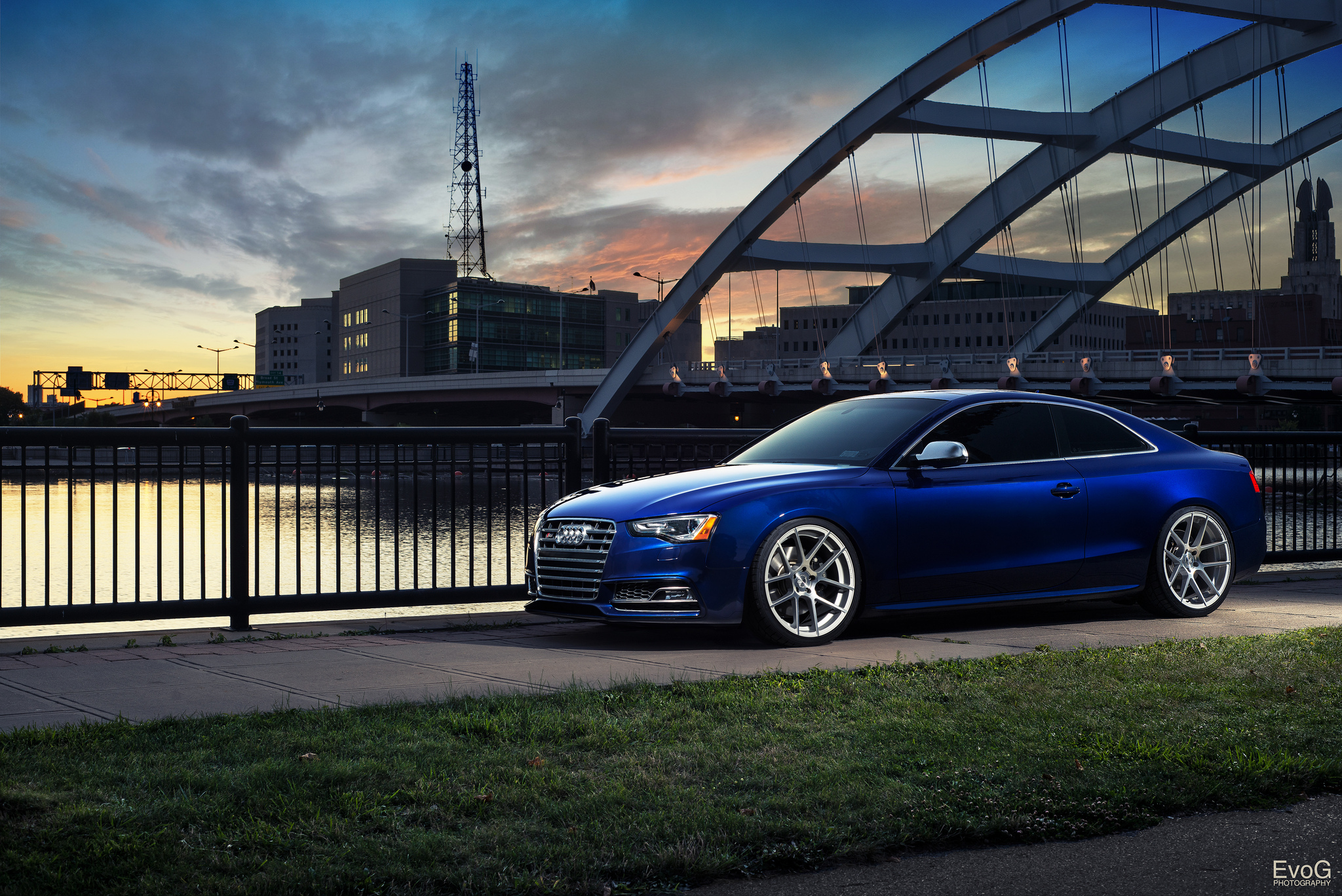 Покажи синие машины. Audi s5 синяя. Audi синяя m5. Audi r8 v10. Ауди темно синяя.