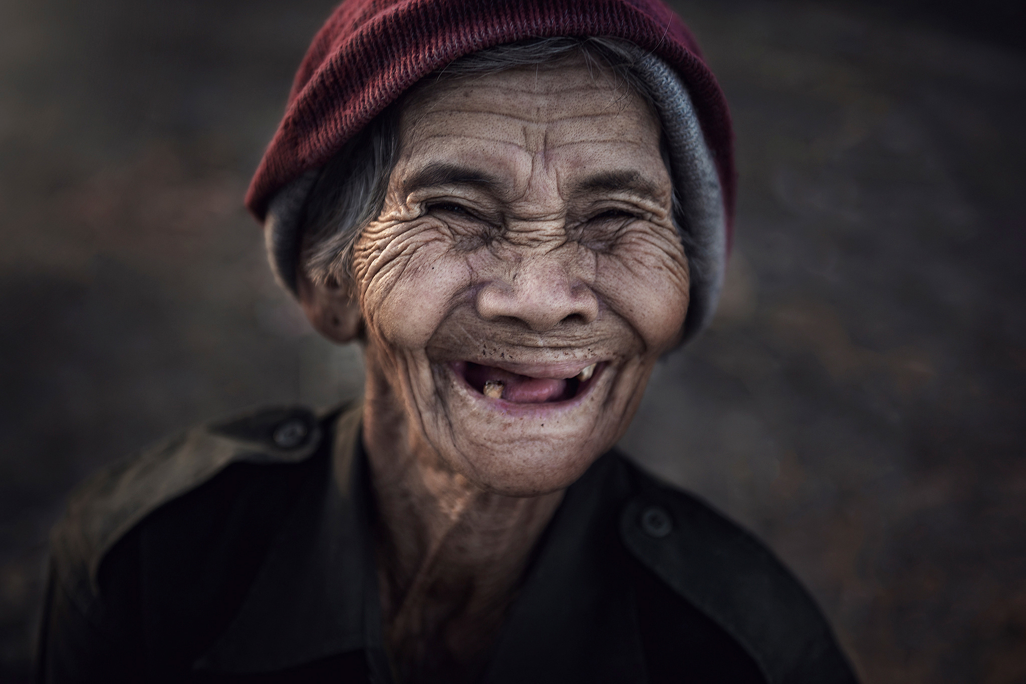 Бабушка без зубов. Беззубая улыбка старика.