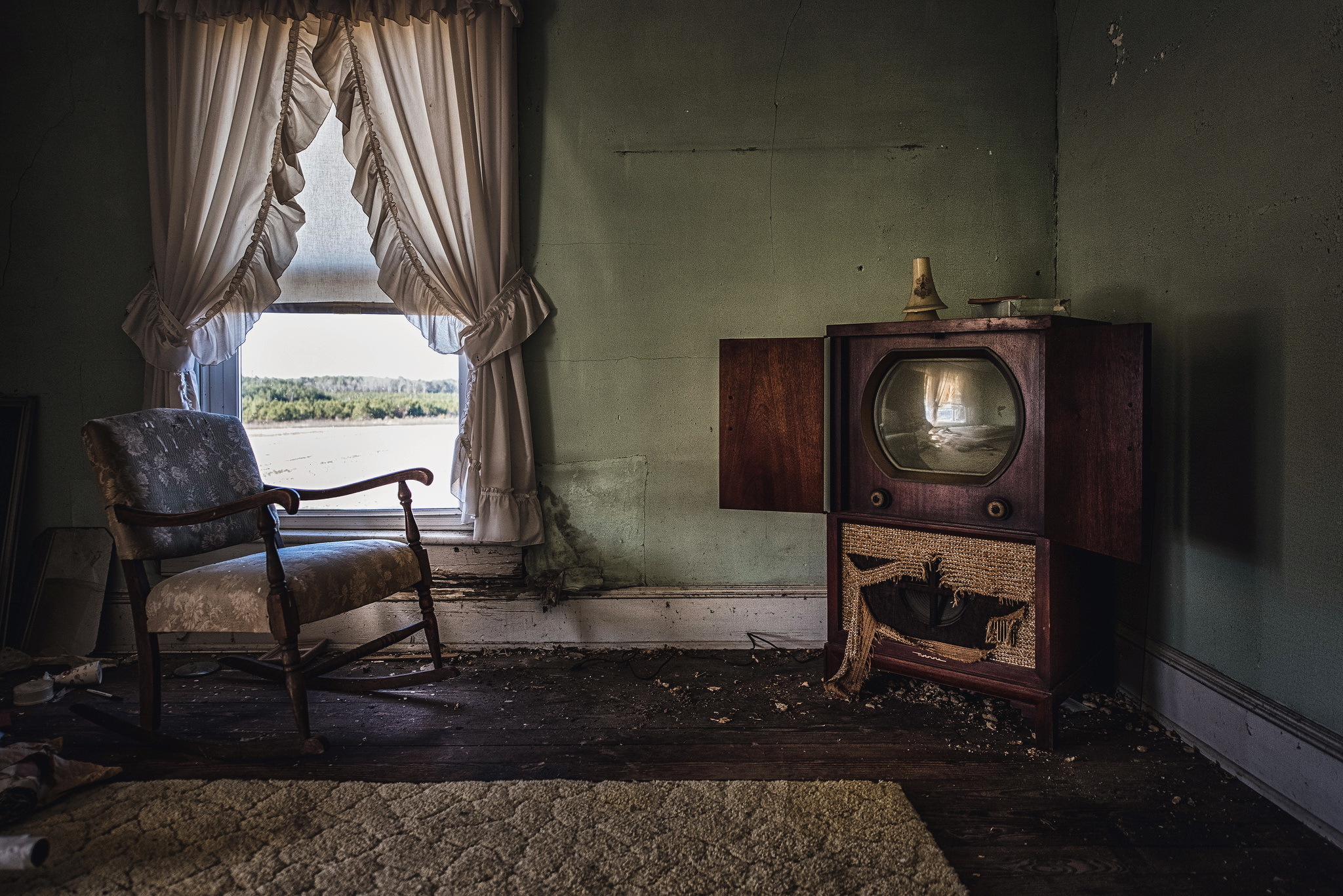 Снится старая квартира в которой жила. Старая комната. Старинная комната. Интерьер старой квартиры. Старый телевизор.