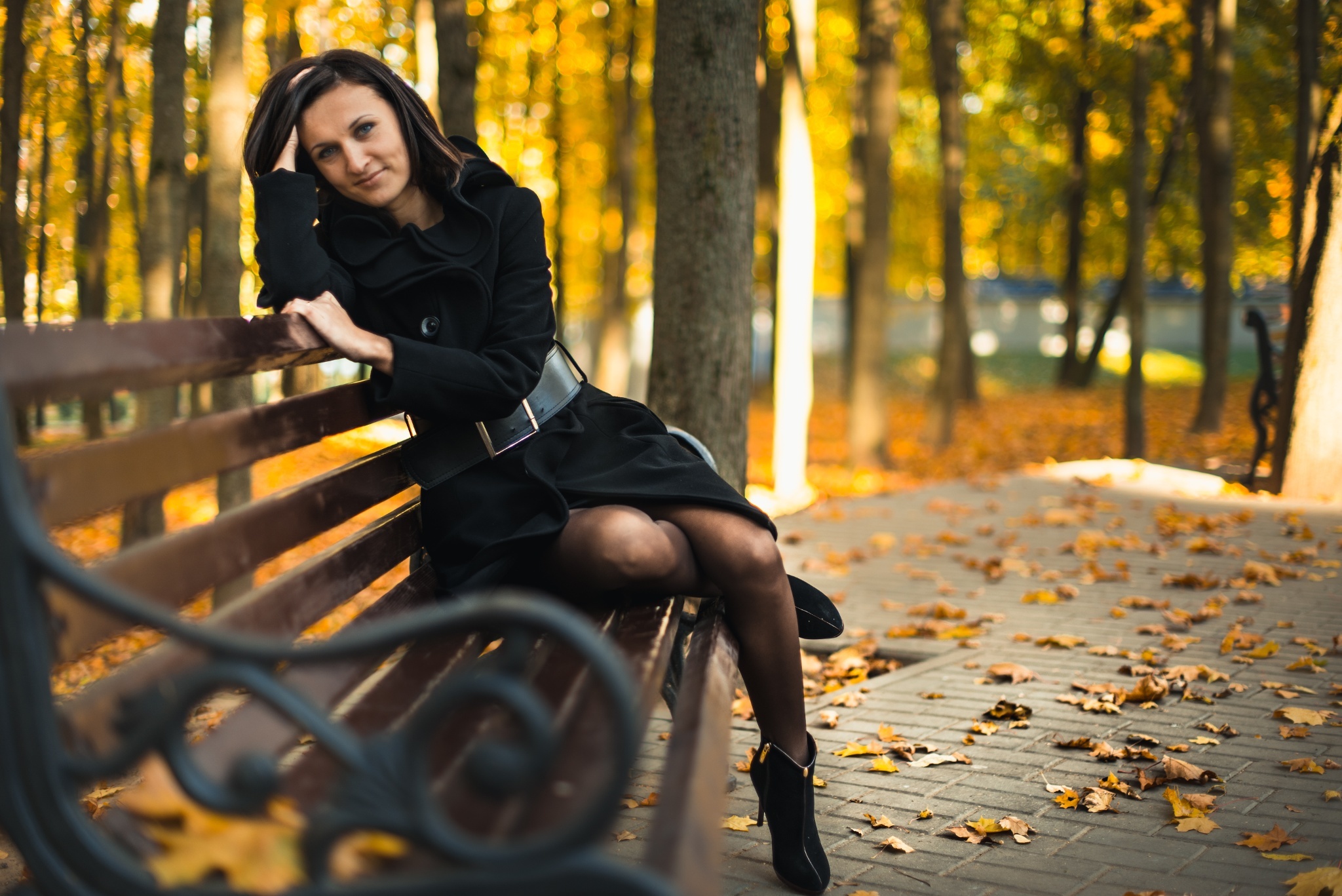 Русские женщины позируют. Осенняя фотосессия. Осенняя фотосессия в парке. Женщина в парке. Девушка на парте.