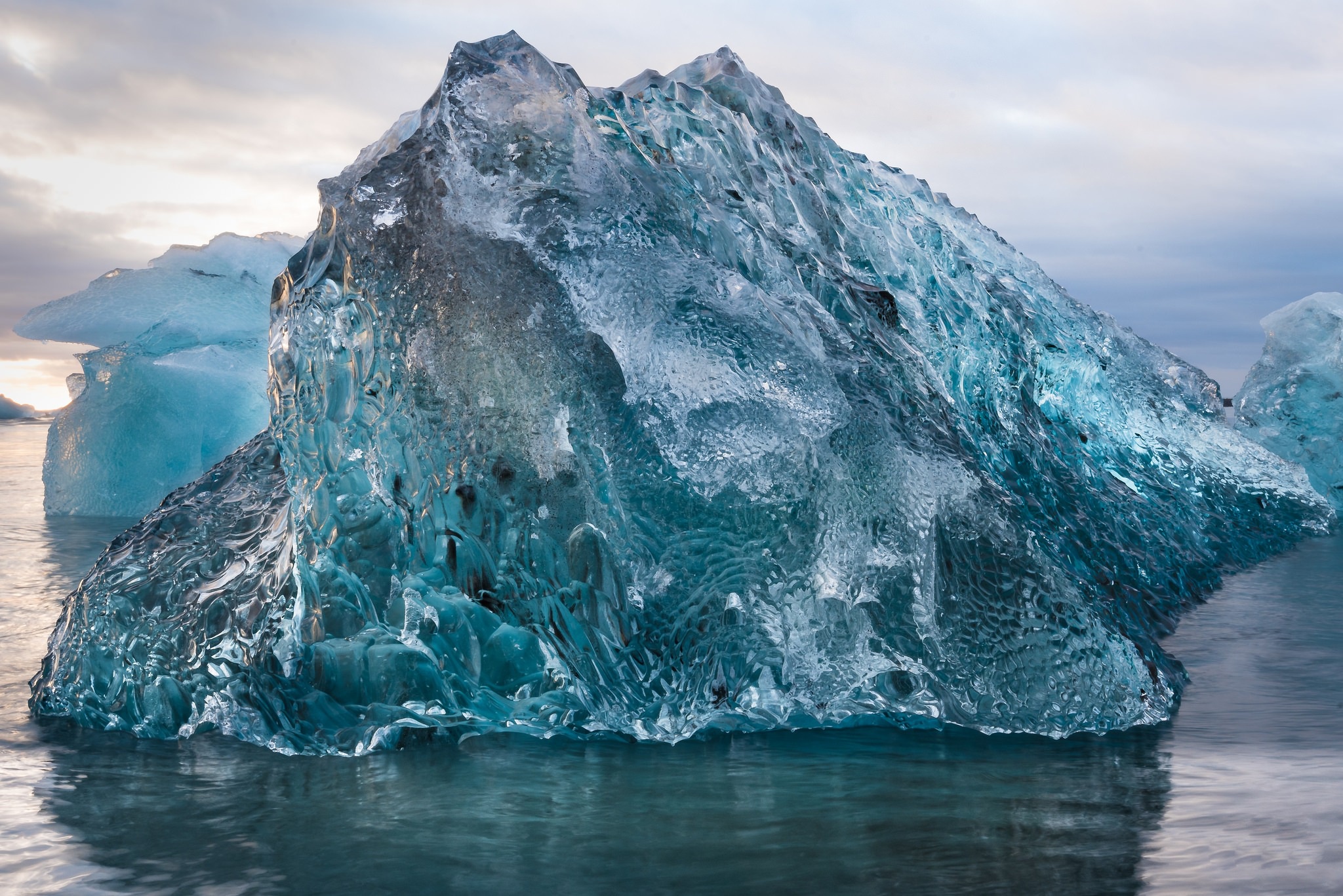 Ледяной валун. Скала Айсберг. Ice Iceberg. Ледяные скалы. Ледяная глыба.