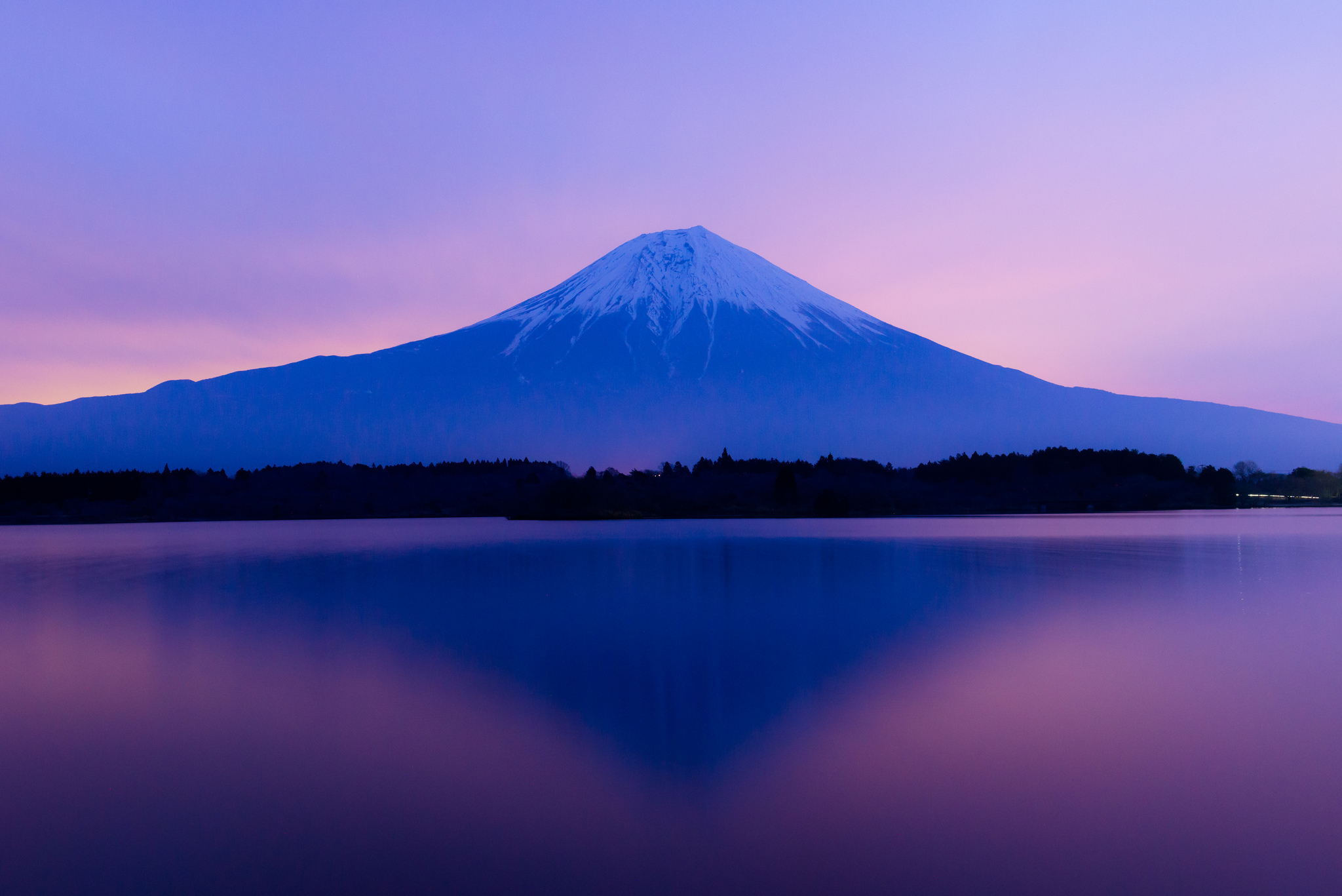 Mount fuji purple живые обои. Гора Фудзияма в Японии. Гора Фудзи в Японии. Горы Хаконе Япония. Священная гора Фудзи.