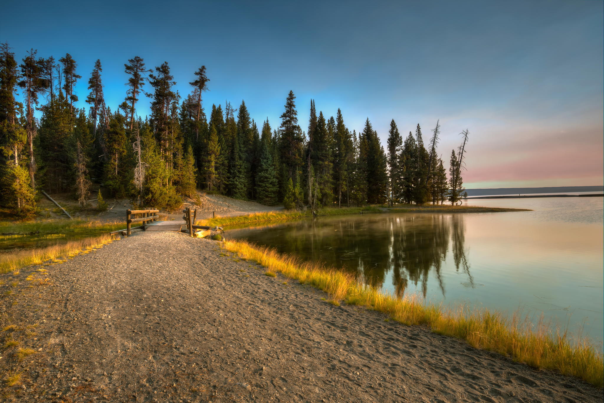 Дорога шла лес озера. Лесная тропинка горы озеро. Лес Квебек Канада. Озеро в лесу. Природа озеро.