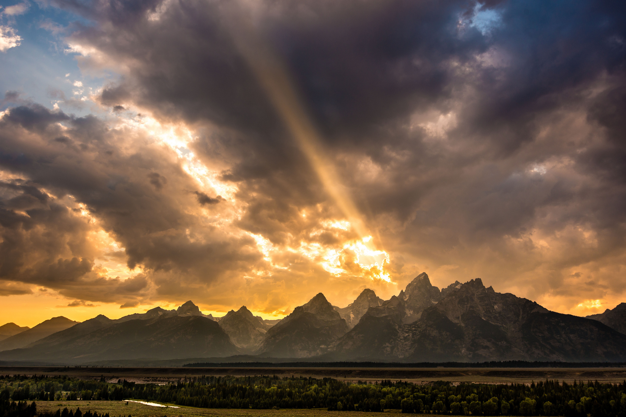 Mountains sunset. Долина Вайоминг. Горы небо. Горы в облаках. Горы солнце.