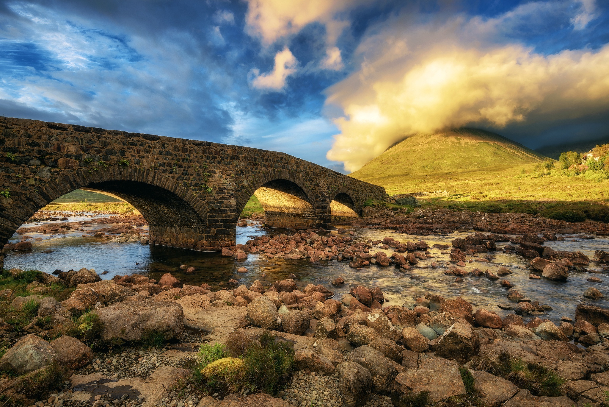 Каменный мост в небо. Шотландия Isle of Skye. Остров Скай, Шотландия (Isle of Skye). Старый мост Слигчейн остров Скай Шотландия. Шотландия Волшебный мост остров Скай.