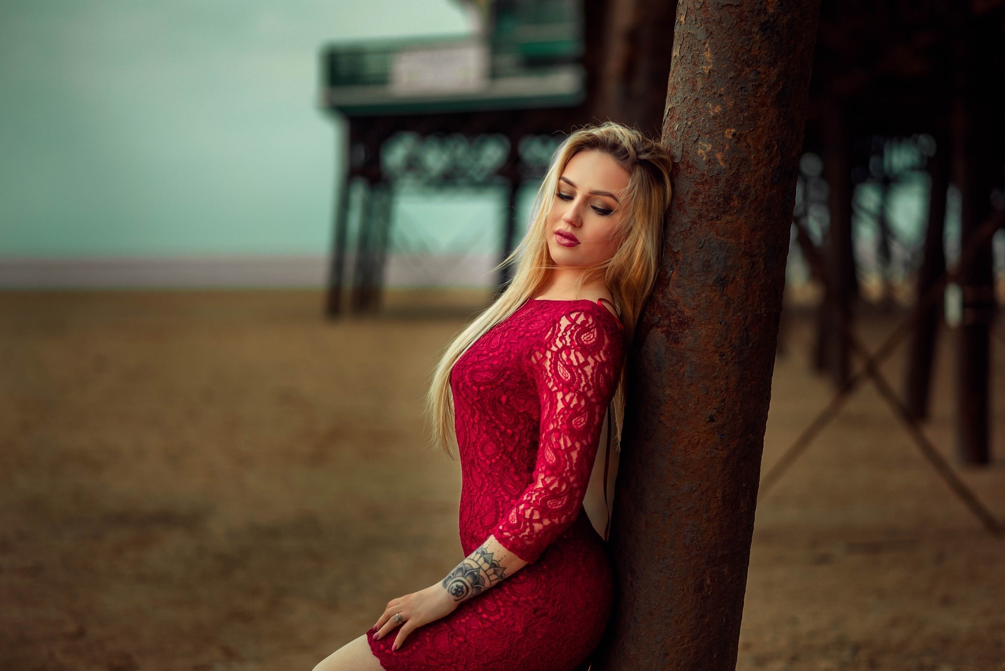 Блондинка в Красном платье