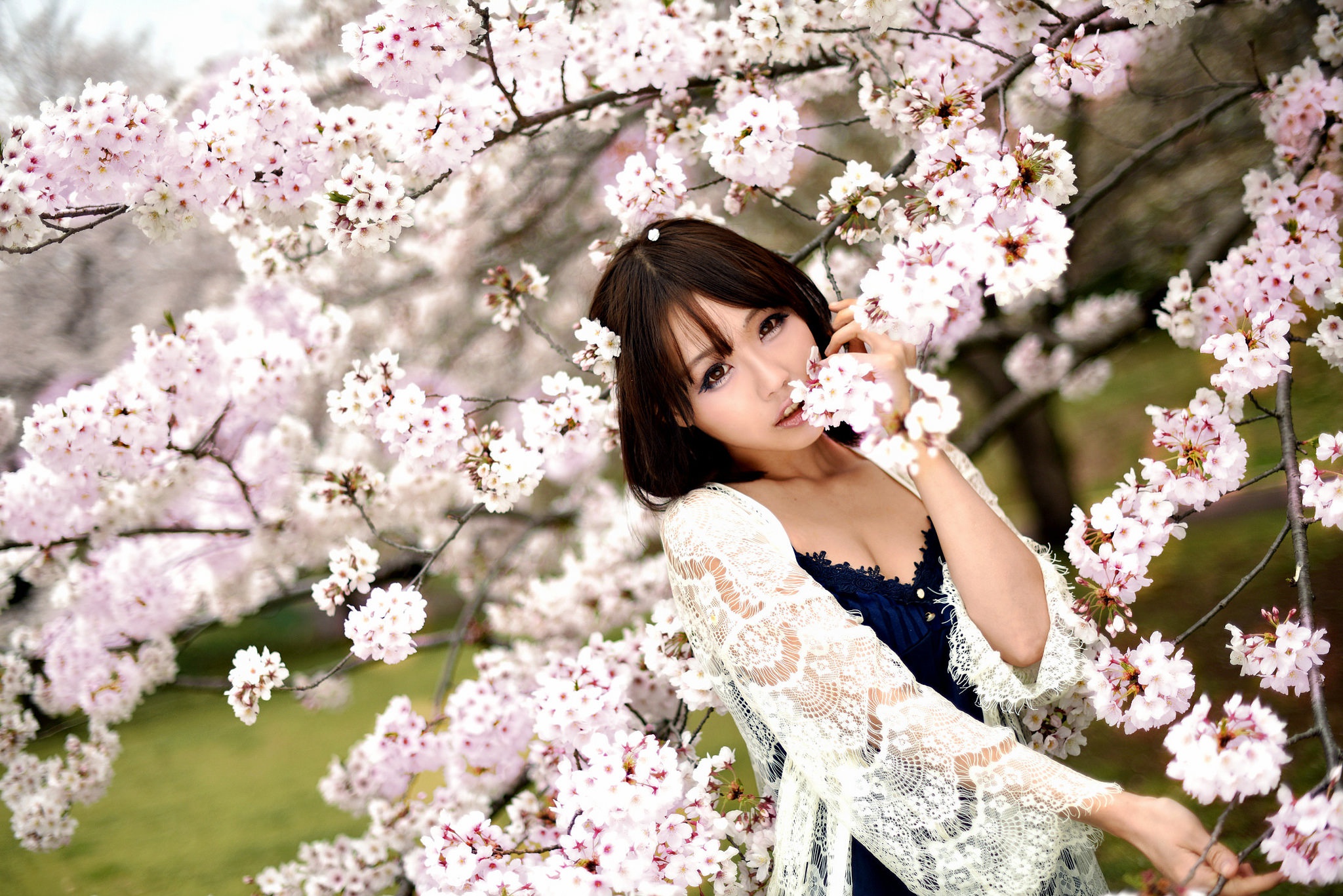 Наводить весну. Сакура девушка. Японская девушка. Красивые японки. Весенняя фотосессия.