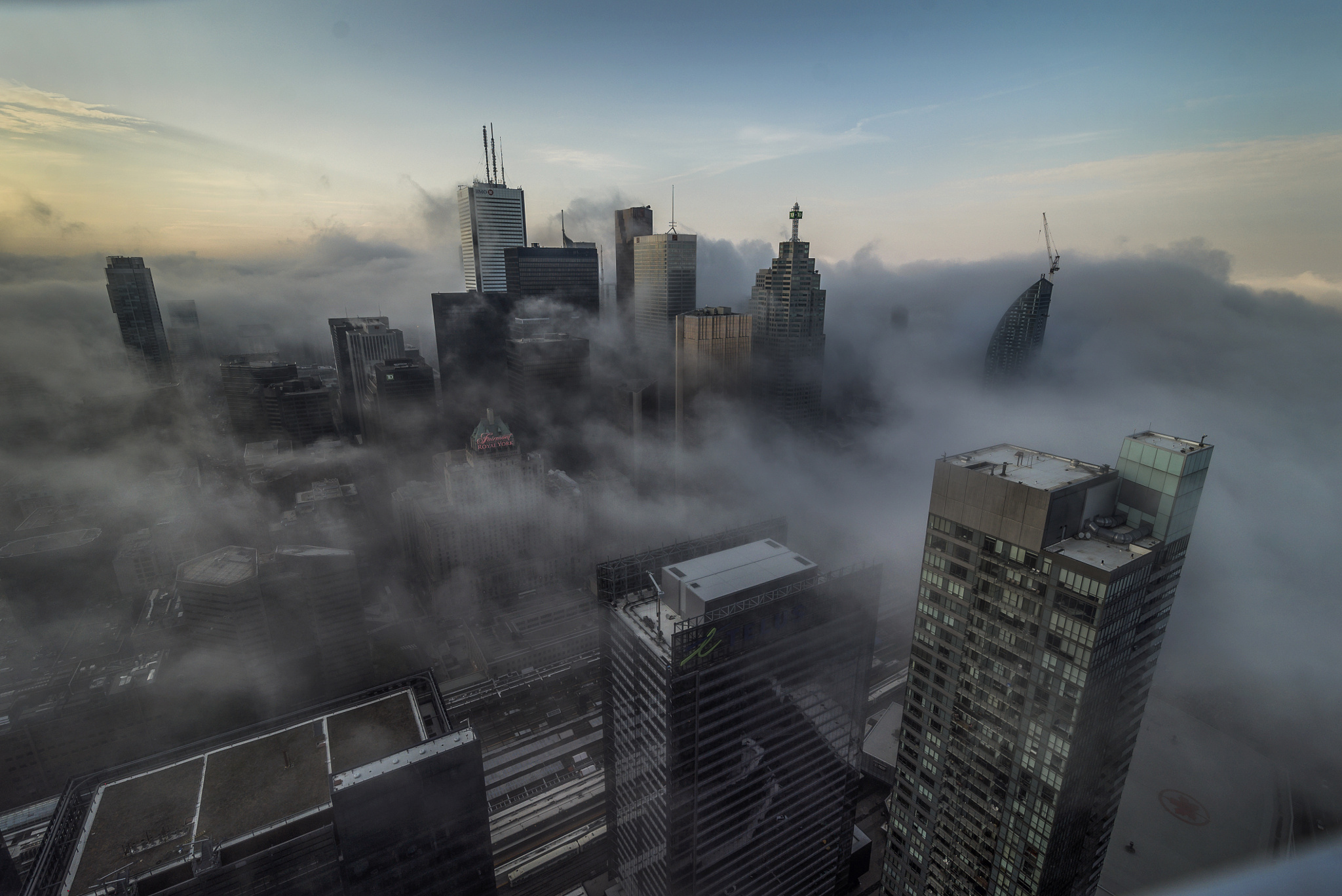 Небоскреб клип. Город в тумане. Туманный город. Небоскребы в тумане. Высотки в тумане.