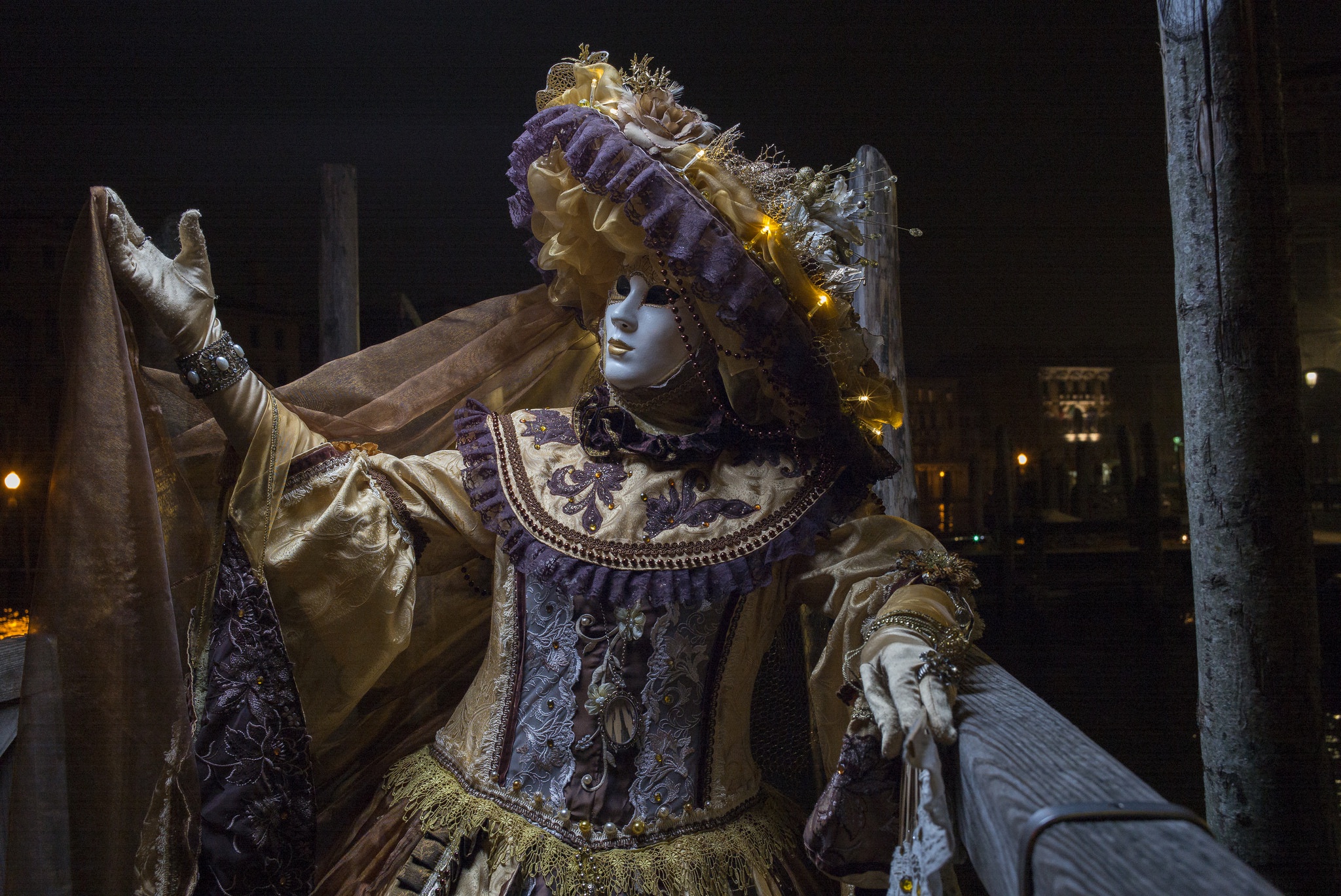 Ночь масок и ножей. Карнавал в Венеции. Венецианский карнавал Жюль Демерссман. Венецианский карнавал ночью. Венецианский Шут.