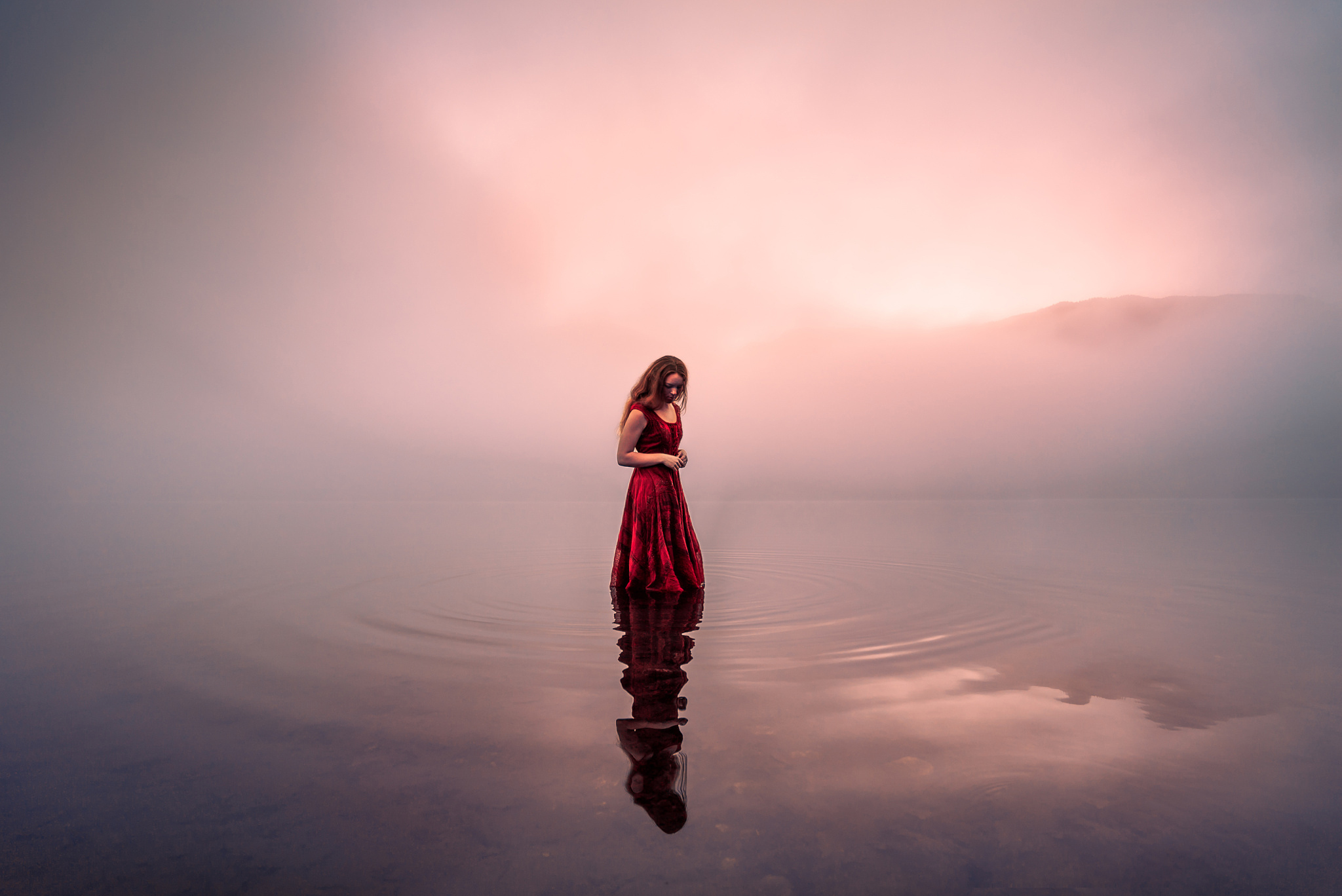 Обои вода, девушка, туман, утро, Lizzy Gadd на телефон и рабочий стол,  раздел девушки, разрешение 2048x1368 - скачать