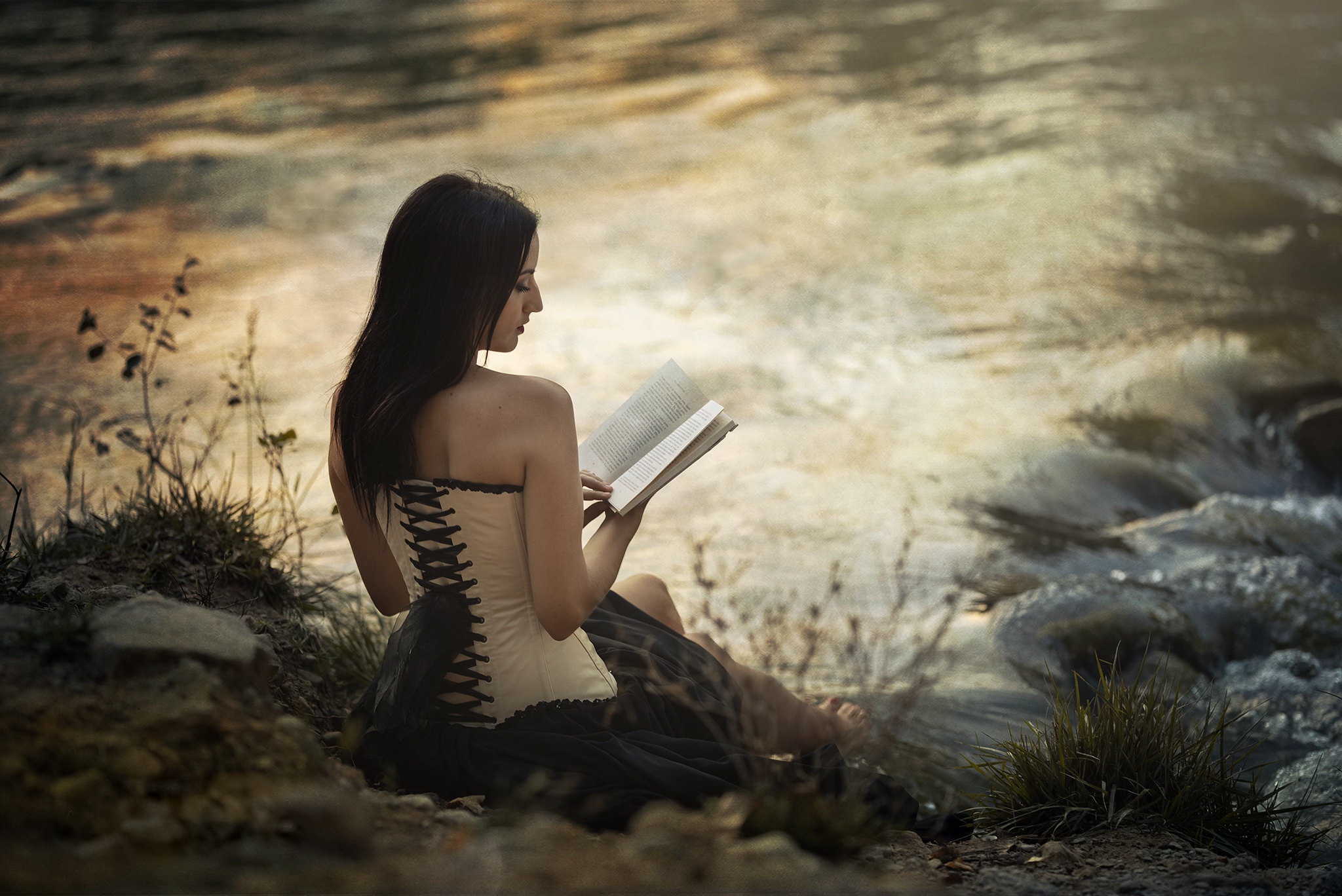 На том берегу читать. Девушка читает на берегу реки. Девушка читает на берегу. Женщина читает книгу на берегу. Девушка у берега с книгой.