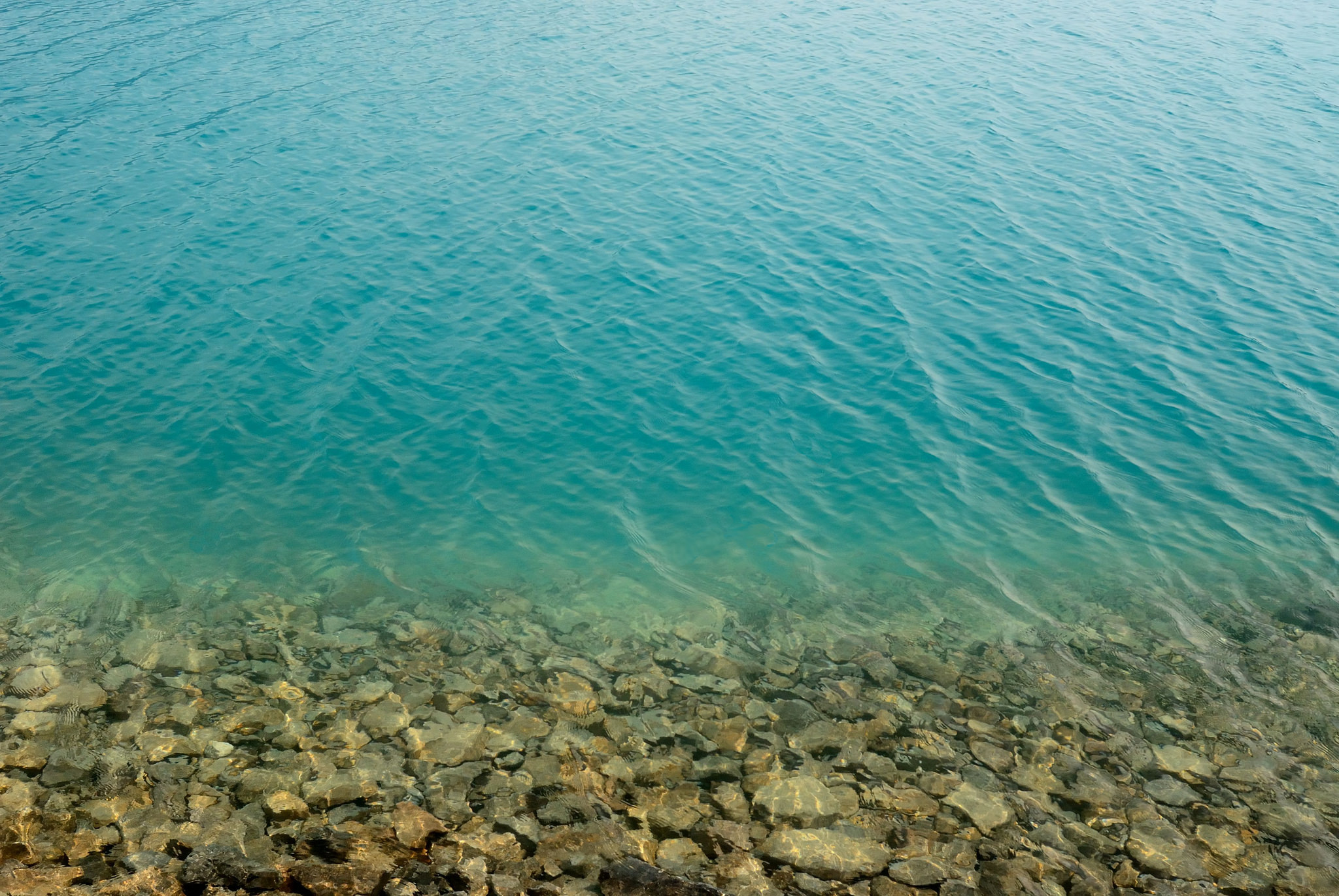 Прозрачность воды в озерах. Прозрачное море. Море вода. Прозрачная вода море. Море вид сверху.