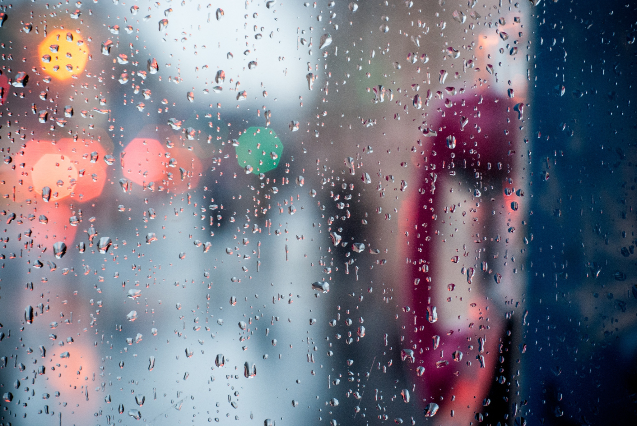 Окно в дождевых каплях. Капли на стекле. Дождливый фон. Дождь фон. Капли дождя на стекле.
