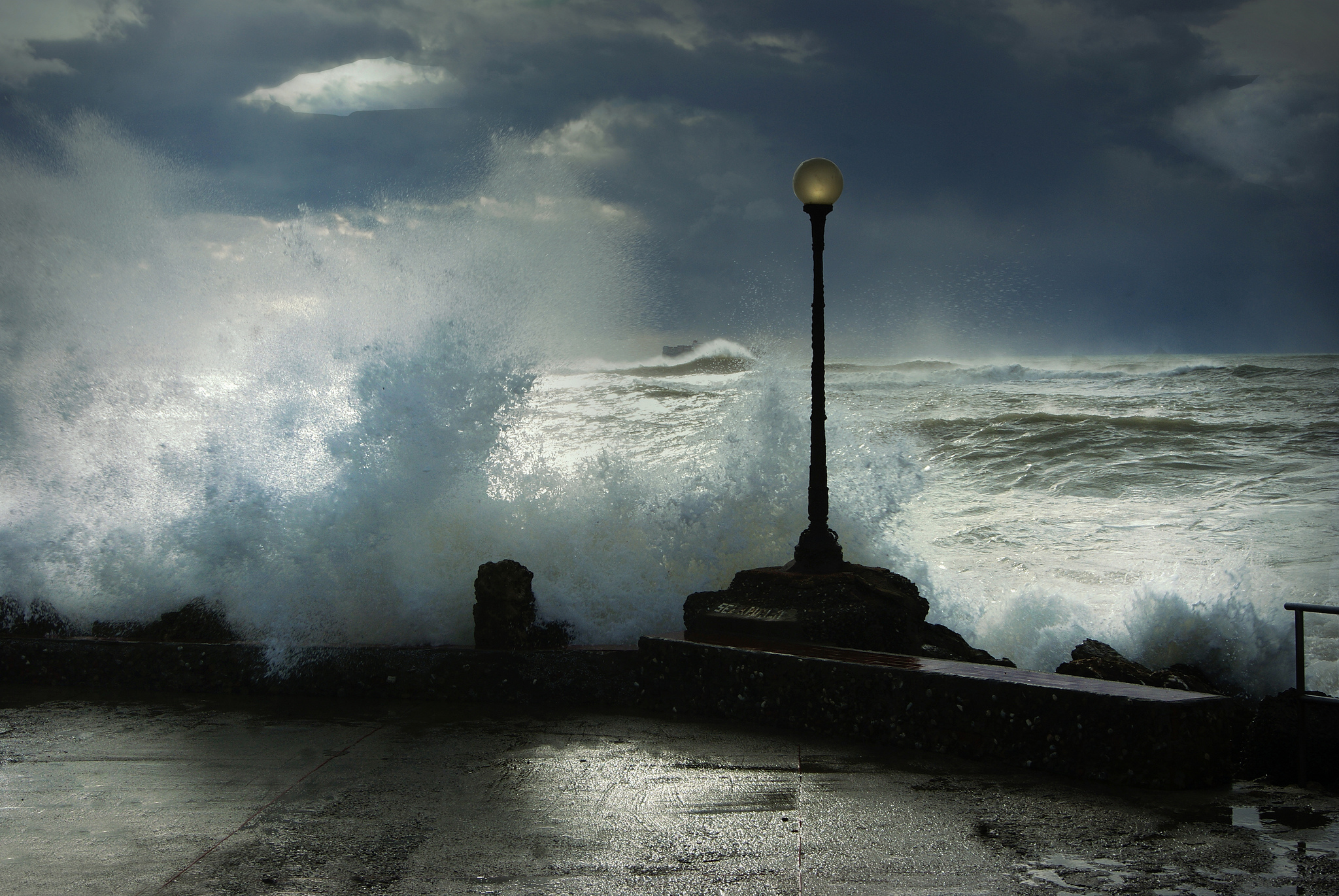 Стоимость шторм. Море шторм. Море набережная. Набережная шторм. Обои на рабочий стол шторм.