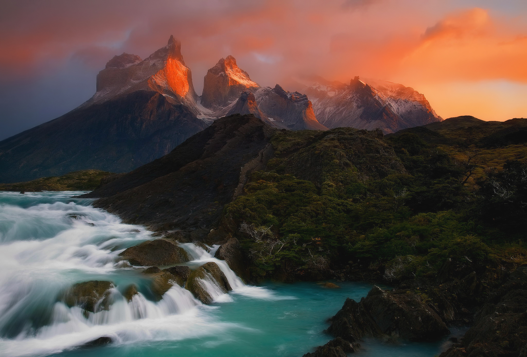 Южная америка. Горы Торрес дель Пайне. Патагония Анды. Чили горы Анды. Нац парк Торрес дель Пайне закат.