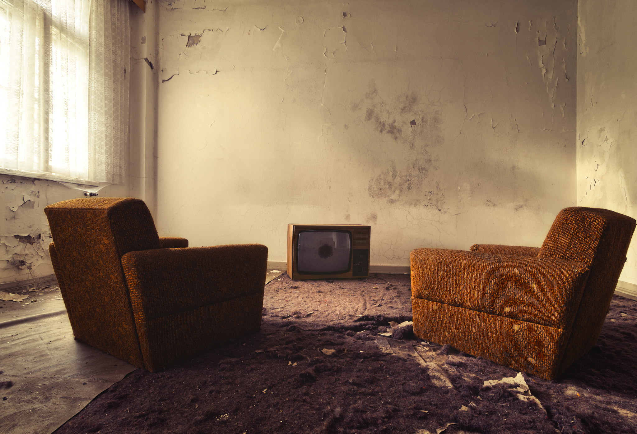 Старые обои в квартире. Старый телевизор в комнате. Пустая заброшенная комната. Старая комната. Кресло в комнату.