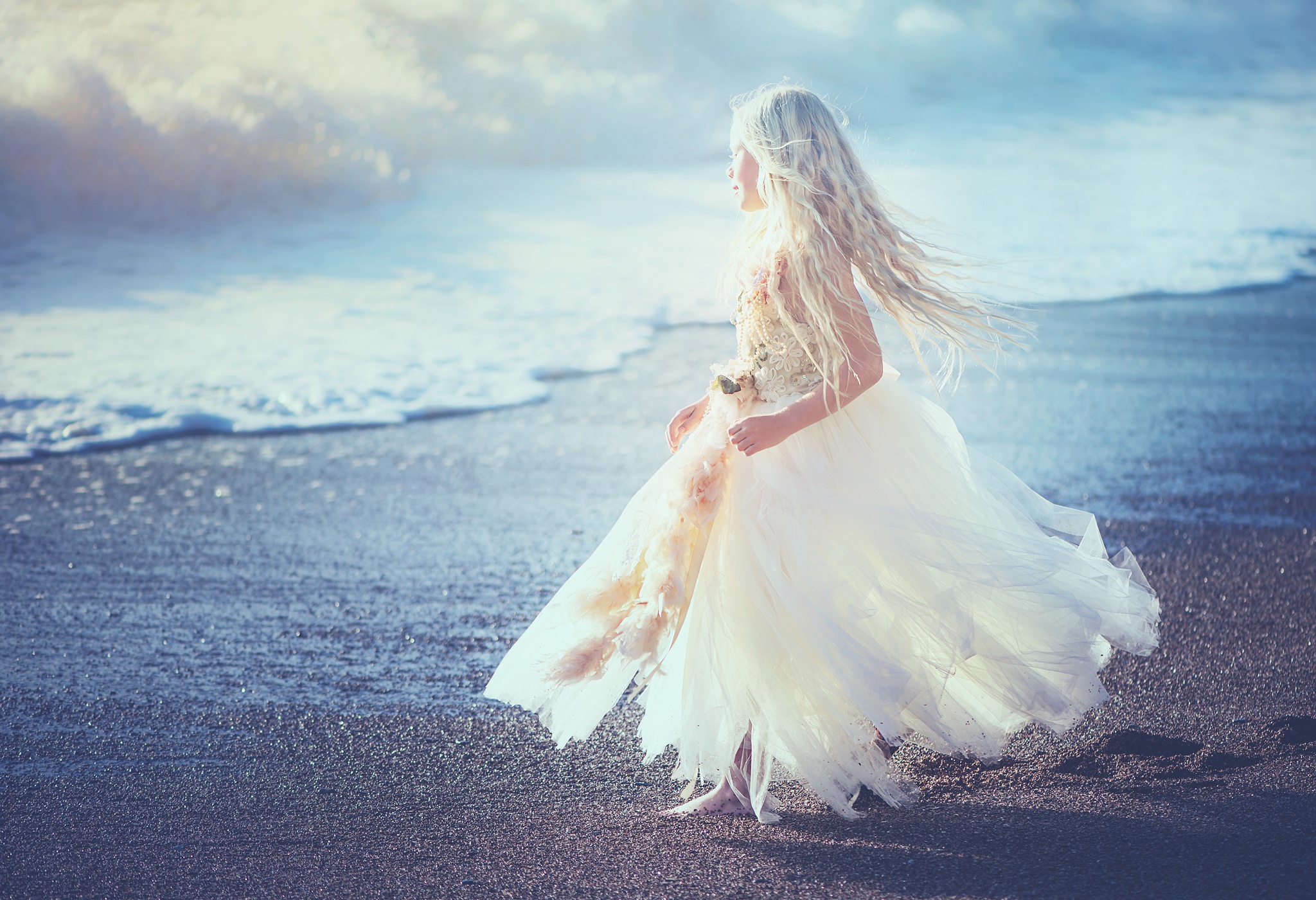 В белом платьице буду тратиться девочка. Блондинка в платье. Блондинка в белом платье. Девушка в платье на берегу моря. Блондинка в платье океан.