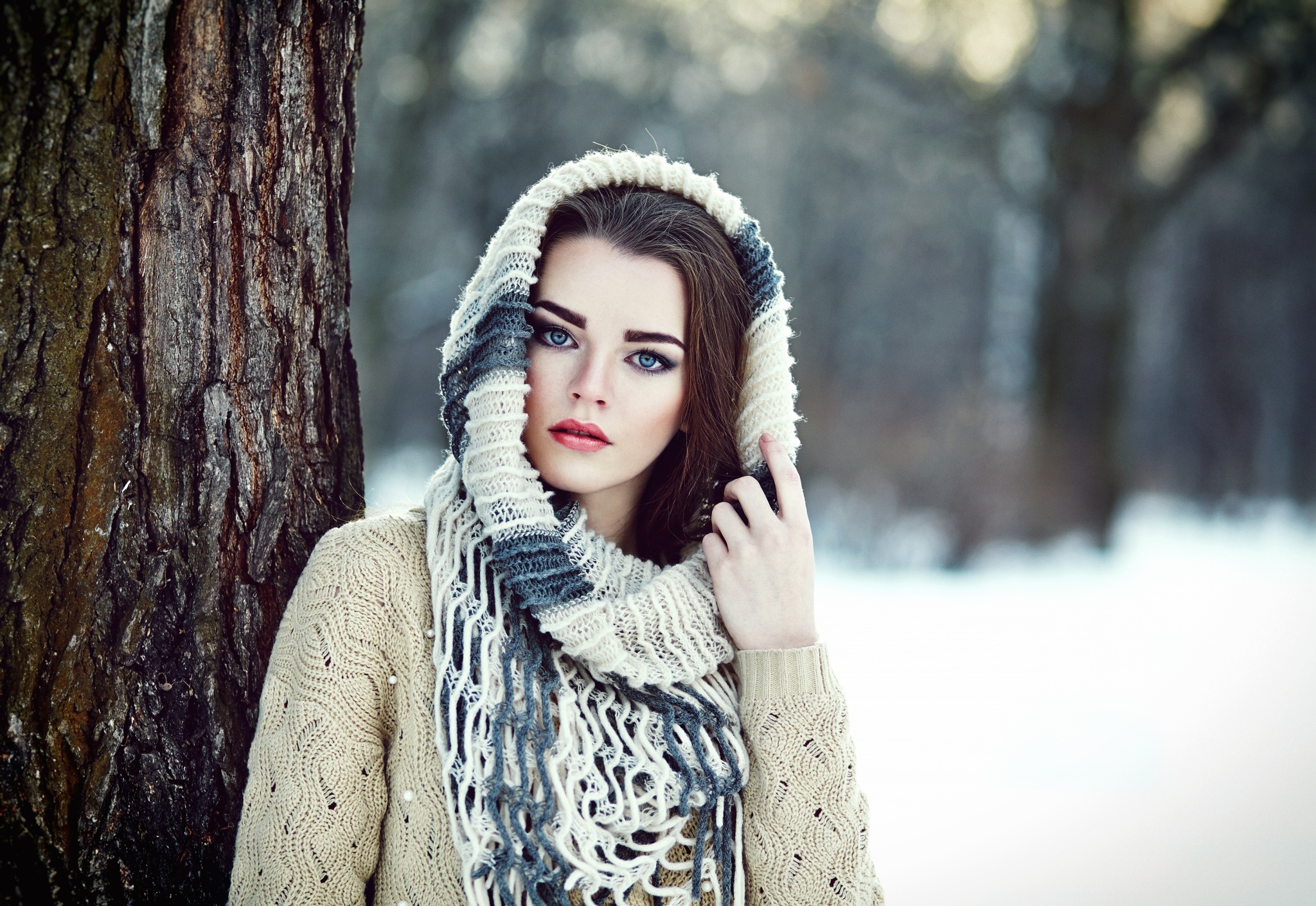 Девушка зима лес. Девушка зима. Зимняя фотосессия. Зимний портрет девушки. Образы для фотосессии.