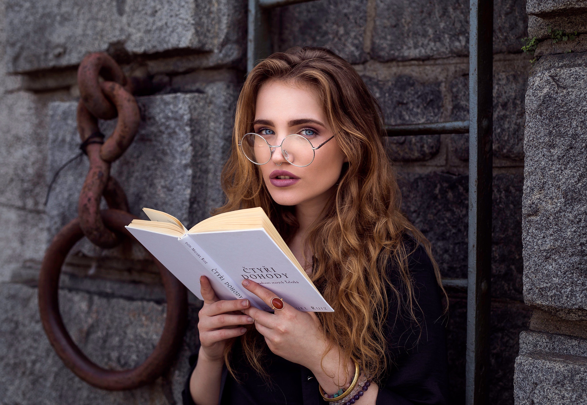Оставайтесь мудрой красивой. Умная девушка. Красивая умная девушка. Фотосессия с книгой. Модель книги.