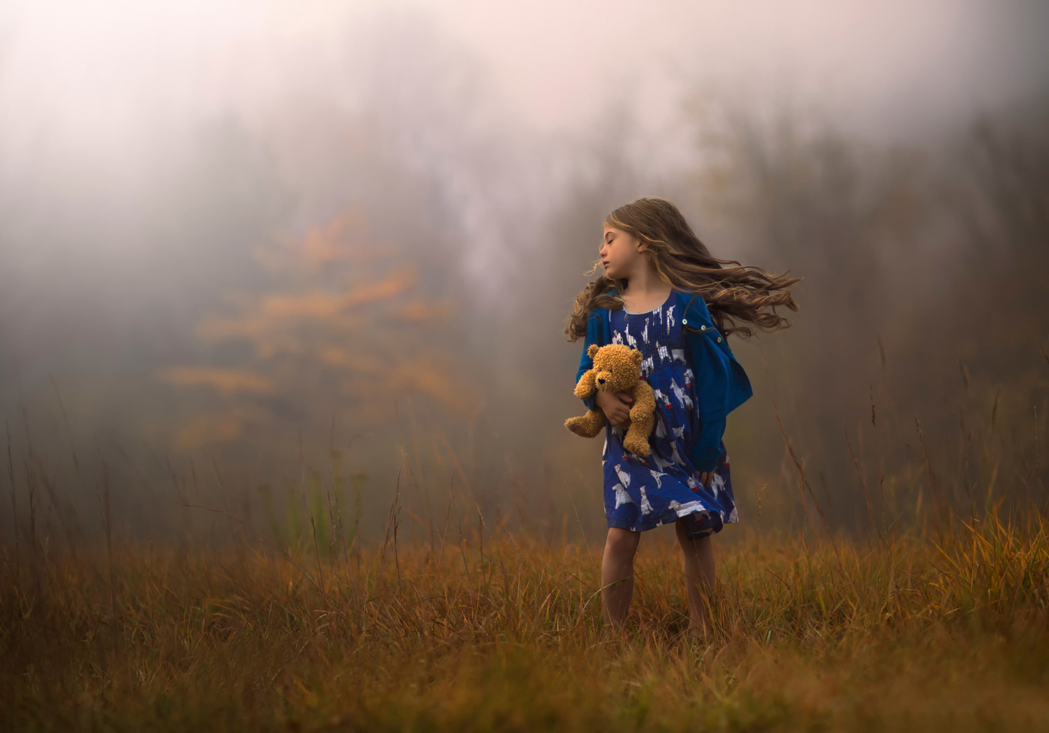 Воскресные девочки. Туман для детей. Девочка. Девочка с мишкой в руках. Девочка с медвежонком в руке.