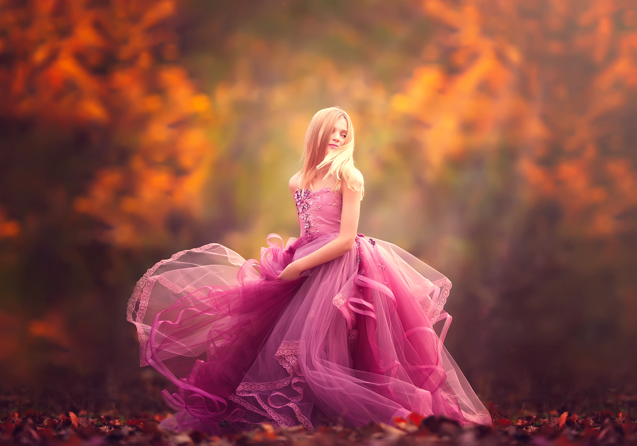 Блондинка в розовом платье